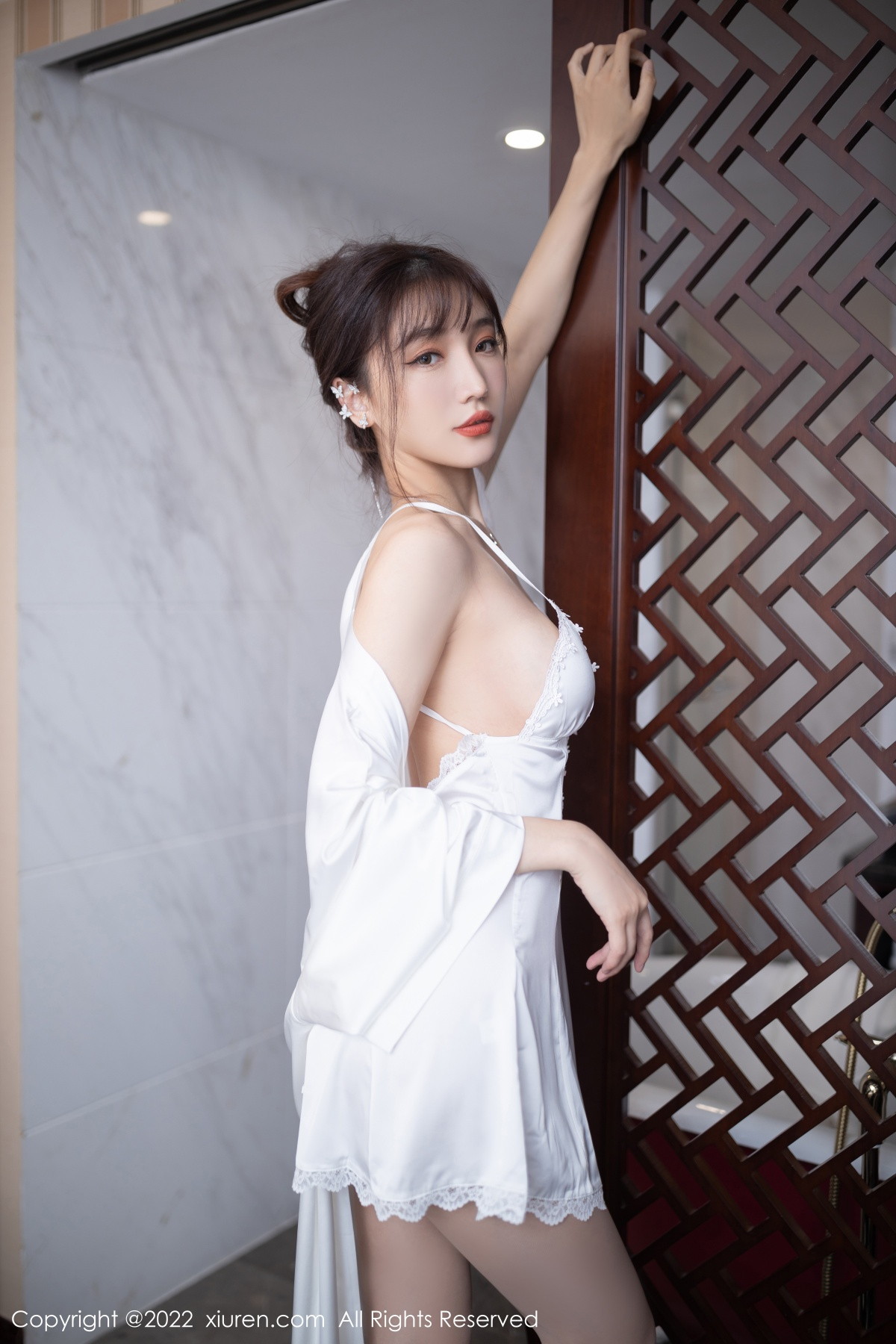 xgyw.top_XiuRen第5973期_模特陆萱萱北京旅拍性感白色睡裙配超薄无内肉丝极致诱惑写真82P
