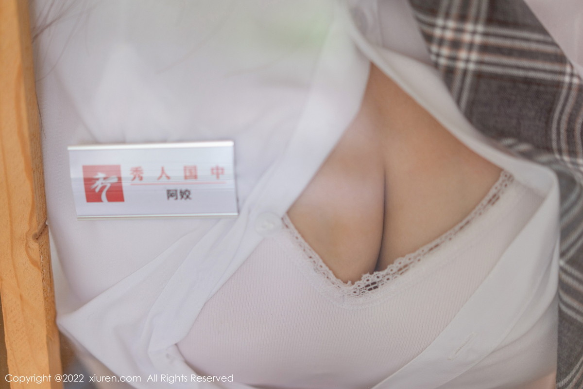 xgyw.top_XiuRen第5970期_模特Laura阿姣性感学妹短裙制服露白色内衣秀曼妙身姿迷人写真99P