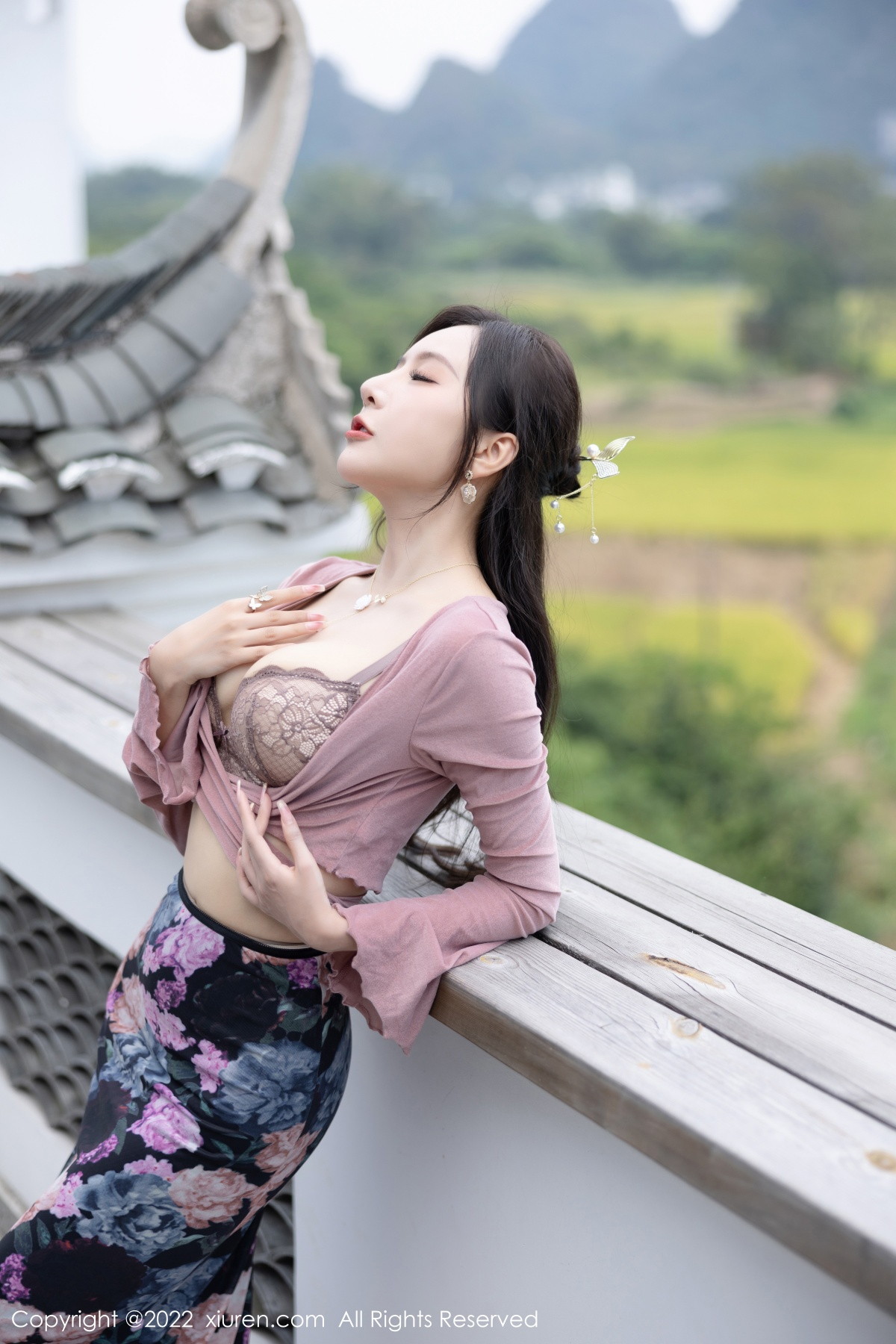 xgyw.top_XiuRen第5985期_女神王馨瑶yanni粉灰色上衣配花色长裙露蕾丝内衣撩人诱惑写真82P