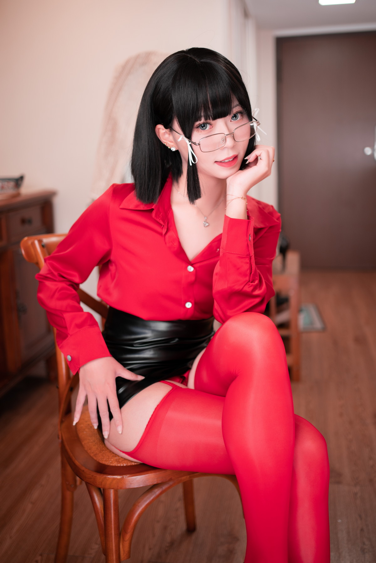 xgyw.top_动漫博主Money冷冷辉夜姬OL制服主题红衬衫配黑短裙露蕾丝内裤惹火诱惑写真135P