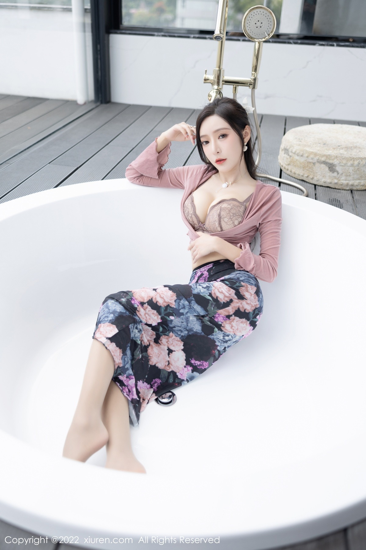 xgyw.top_XiuRen第5985期_女神王馨瑶yanni粉灰色上衣配花色长裙露蕾丝内衣撩人诱惑写真82P