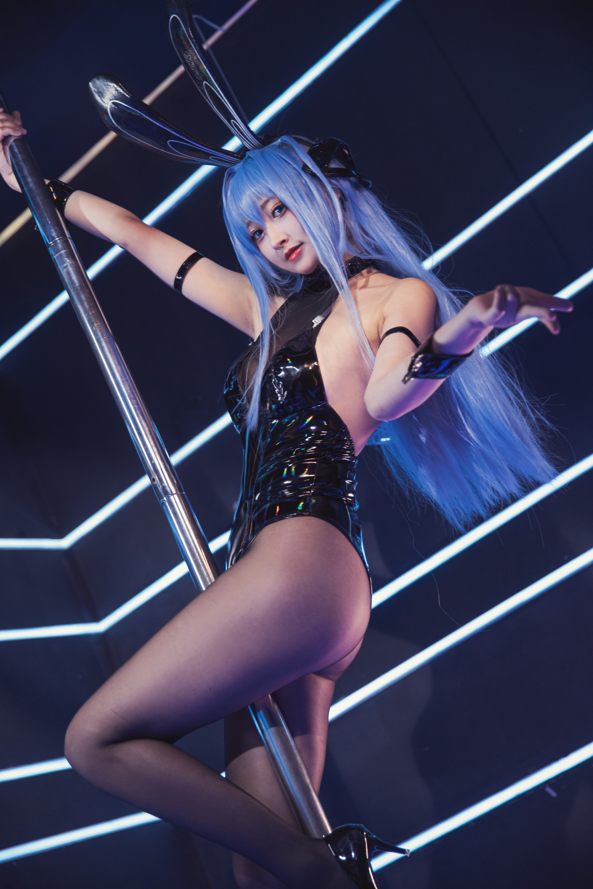 xgyw.top_Coser美女Luisa_零纱新泽西兔女郎主题钢管舞女郎黑色皮质连体衣配黑丝诱惑写真35P