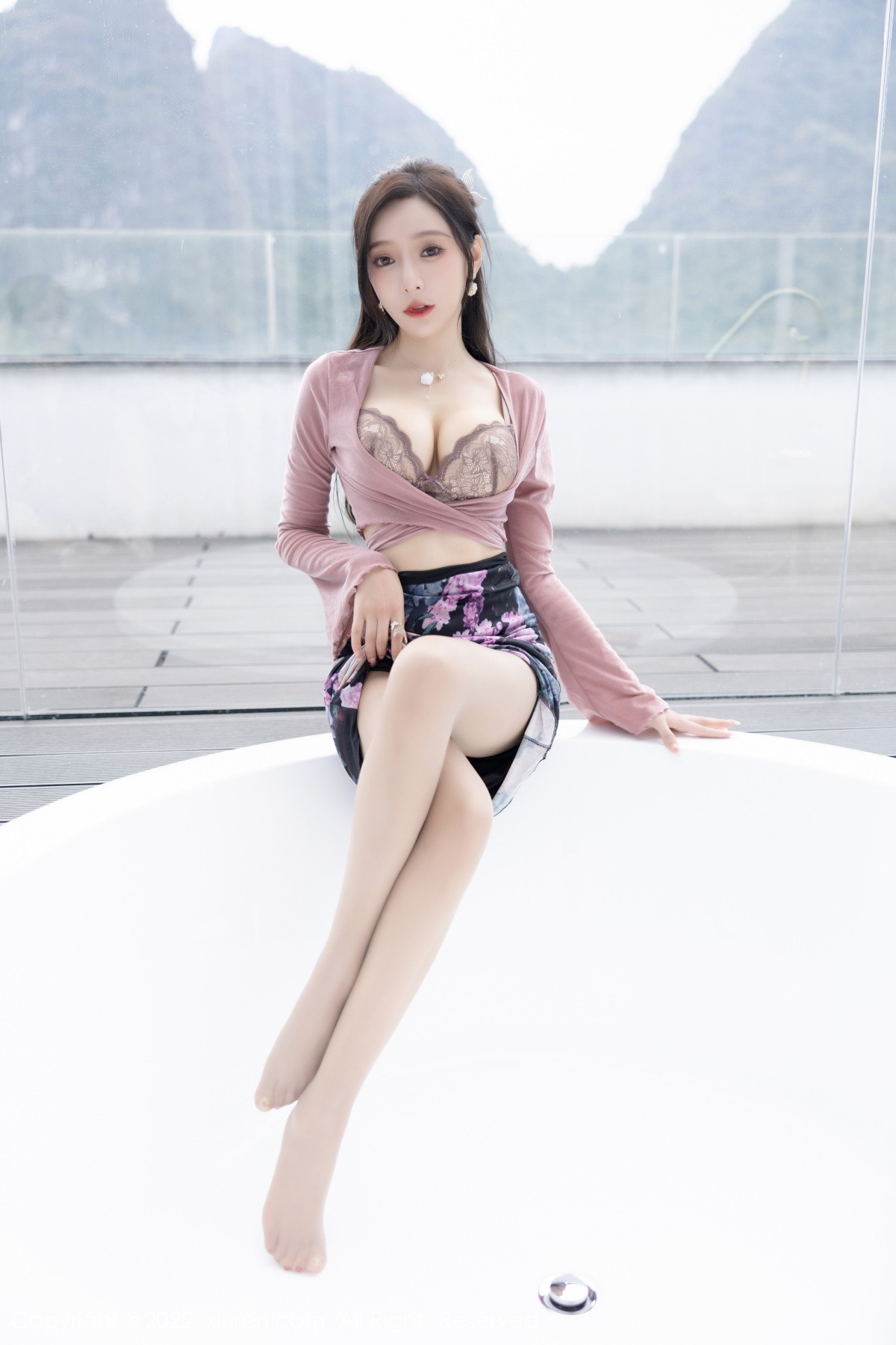 xgyw.top_XiuRen第5985期_女神王馨瑶yanni粉灰色上衣配花色长裙露蕾丝内衣撩人诱惑写真82P
