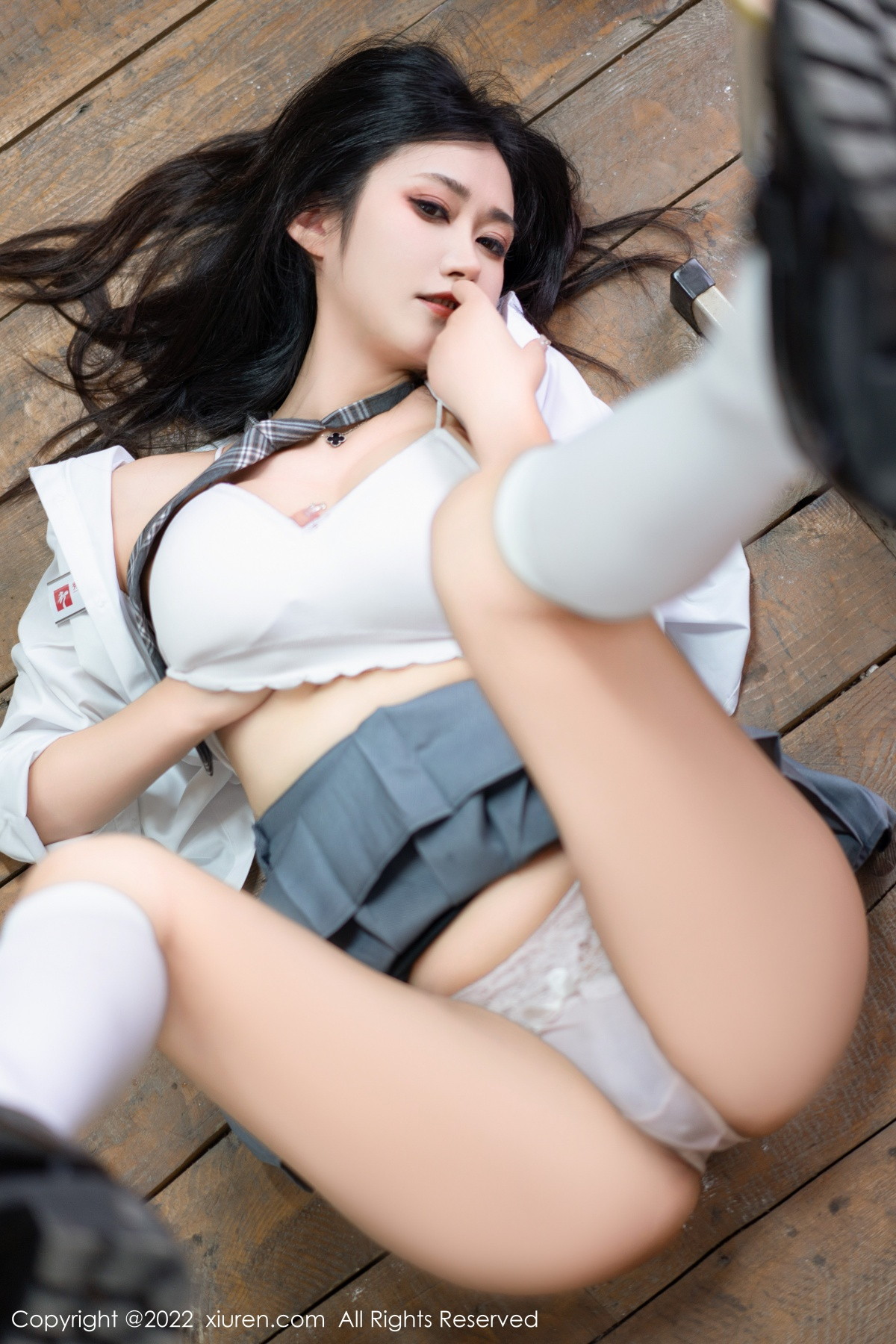 xgyw.top_XiuRen第5970期_模特Laura阿姣性感学妹短裙制服露白色内衣秀曼妙身姿迷人写真99P