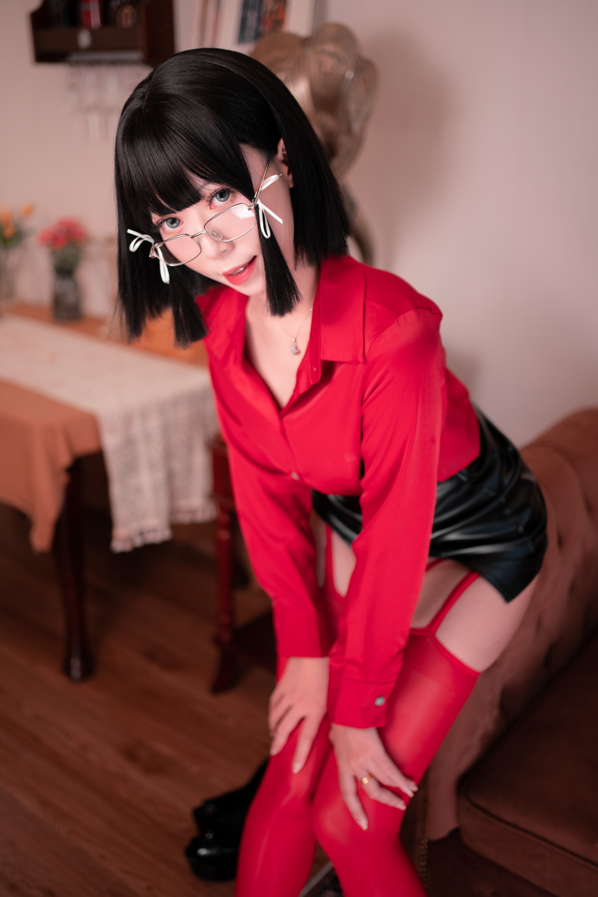 xgyw.top_动漫博主Money冷冷辉夜姬OL制服主题红衬衫配黑短裙露蕾丝内裤惹火诱惑写真135P