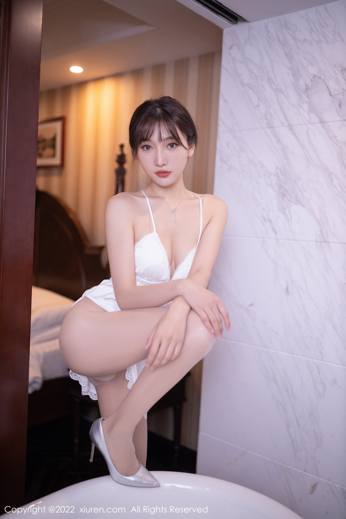 xgyw.top_XiuRen第5973期_模特陆萱萱北京旅拍性感白色睡裙配超薄无内肉丝极致诱惑写真82P