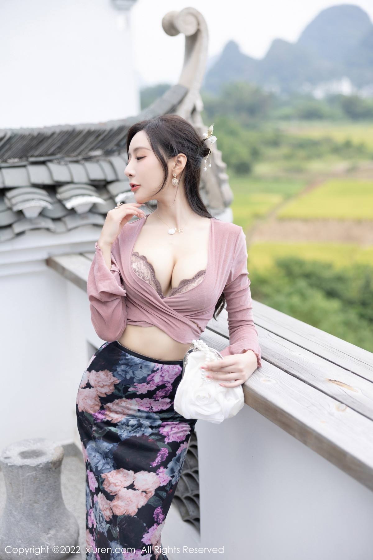 xgyw.top_XiuRen第5985期_女神王馨瑶yanni粉灰色上衣配花色长裙露蕾丝内衣撩人诱惑写真82P