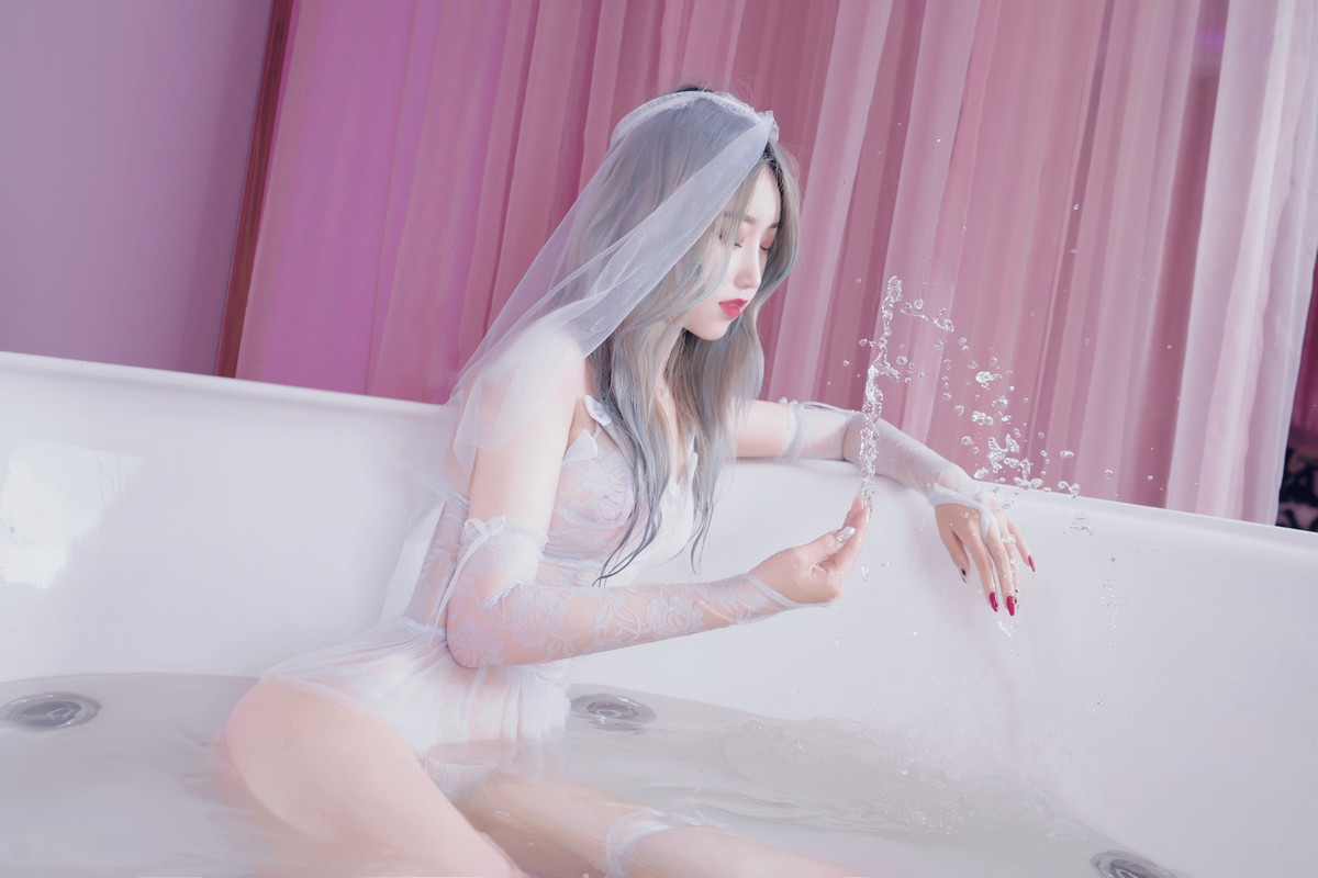 xgyw.top_网络美女Eloise软软入水蕾丝主题私房浴缸芭比娃娃装扮白色蕾丝内衣湿身诱惑写真35P