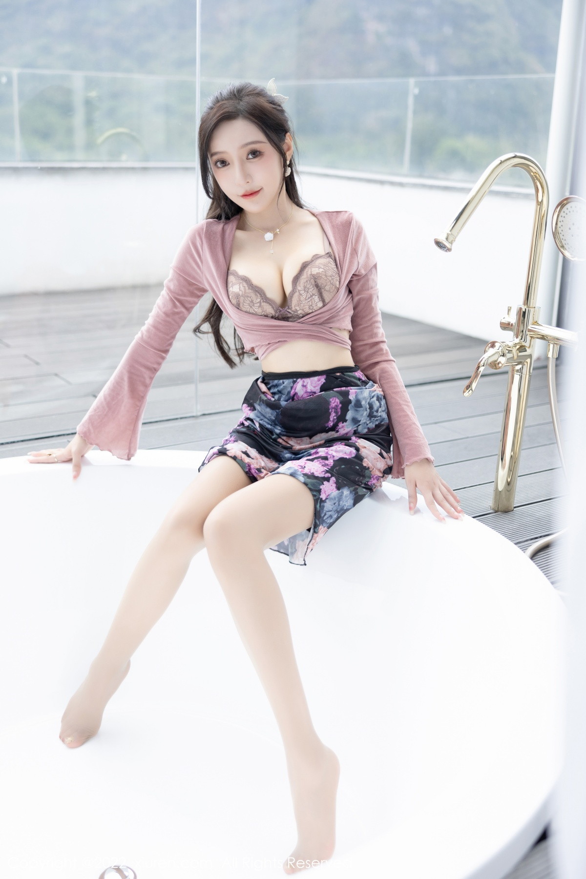 xgyw.top_XiuRen第5985期_女神王馨瑶yanni粉灰色上衣配花色长裙露蕾丝内衣撩人诱惑写真82P