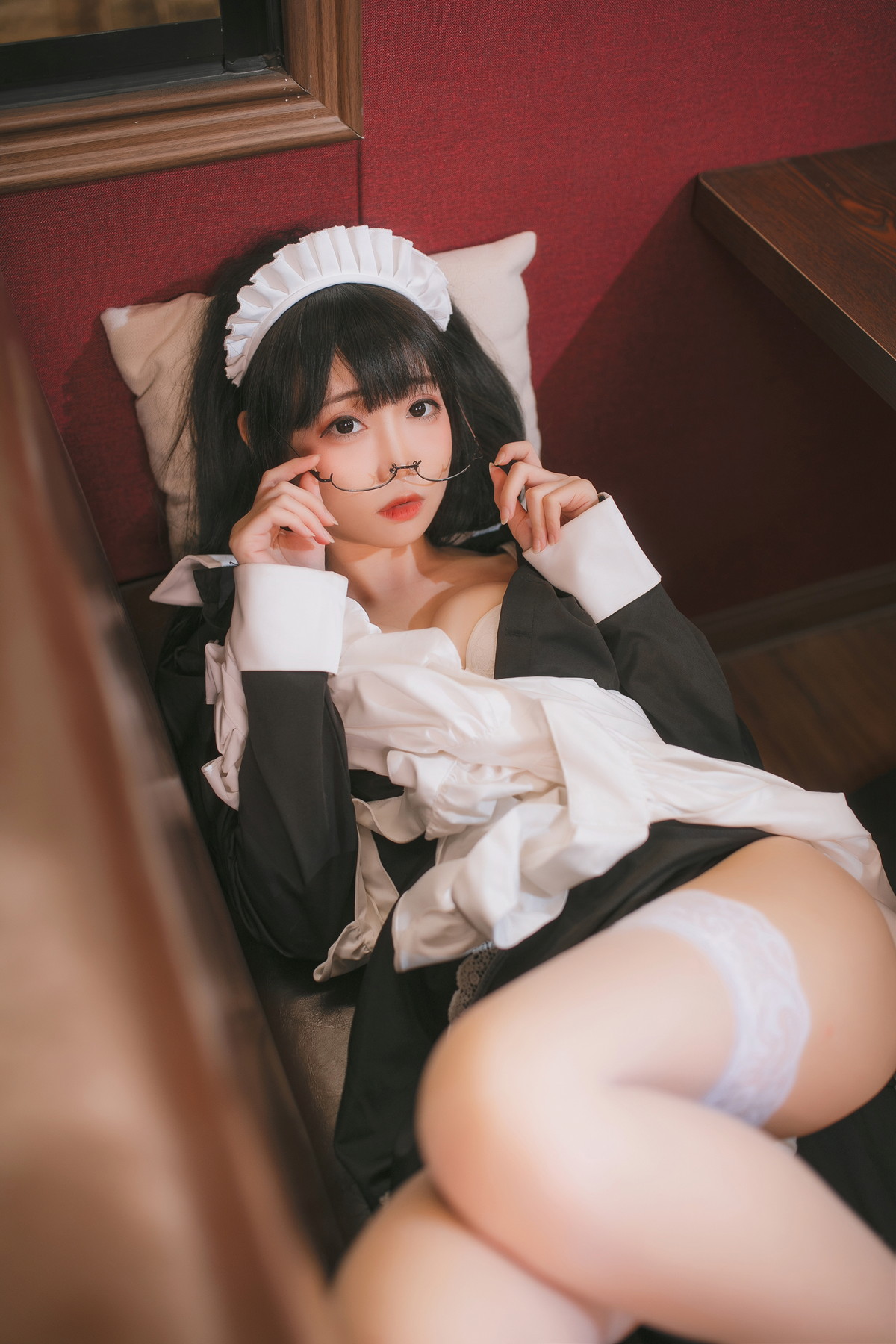 xgyw.top_网络美女焖焖碳女仆主题性感黑白女仆裙半撩露白色蕾丝袜秀白嫩美腿诱惑写真33P