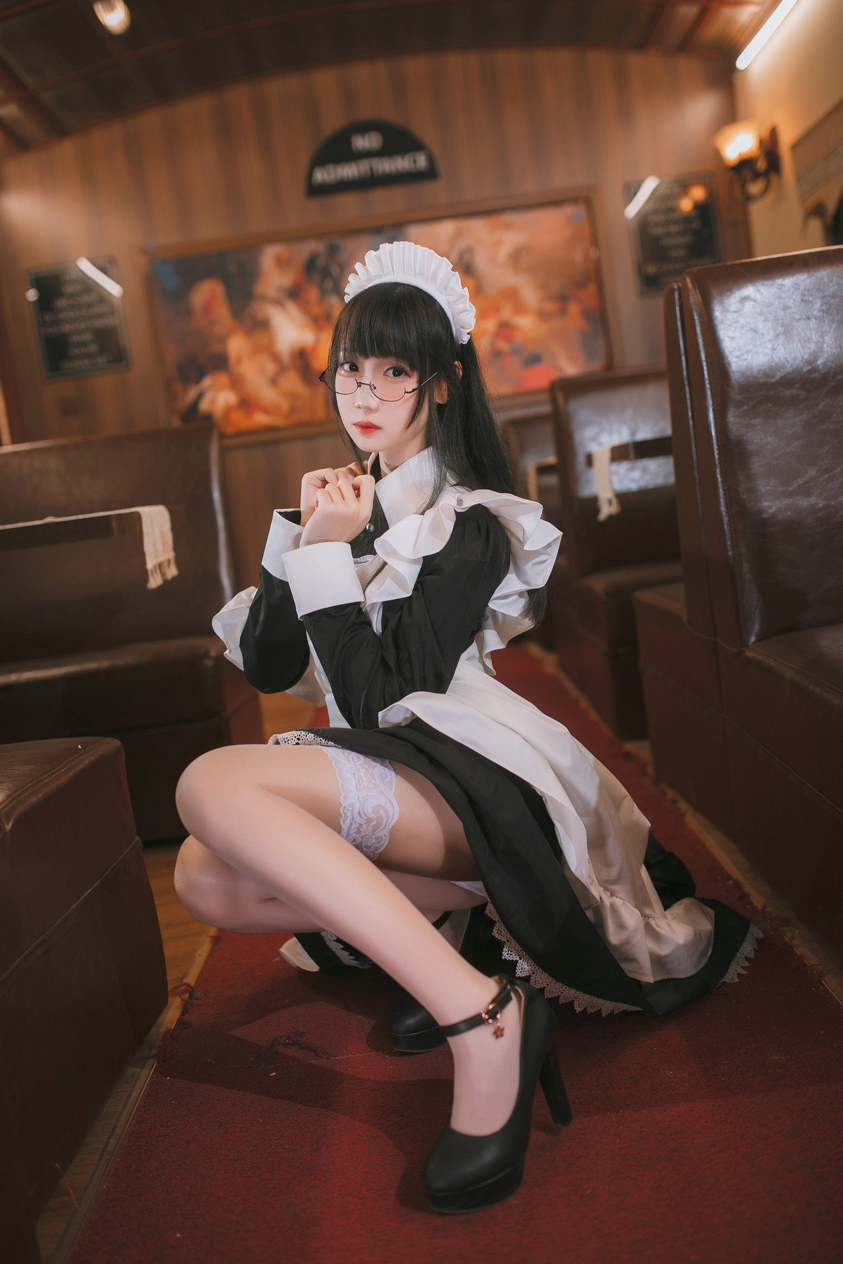 xgyw.top_网络美女焖焖碳女仆主题性感黑白女仆裙半撩露白色蕾丝袜秀白嫩美腿诱惑写真33P
