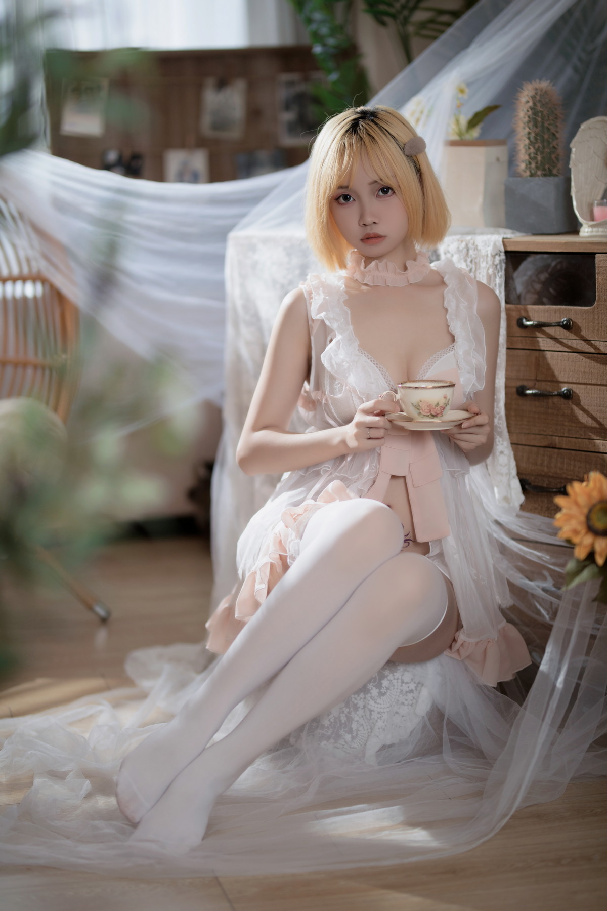 xgyw.top_Coser美女洛桑w伊梓暖冬日记主题私房半脱露性感白色内衣配白丝袜迷人写真32P