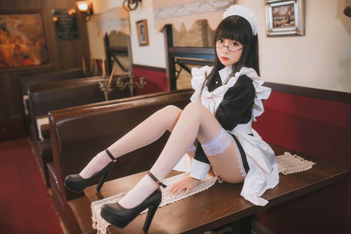 xgyw.top_网络美女焖焖碳女仆主题性感黑白女仆裙半撩露白色蕾丝袜秀白嫩美腿诱惑写真33P