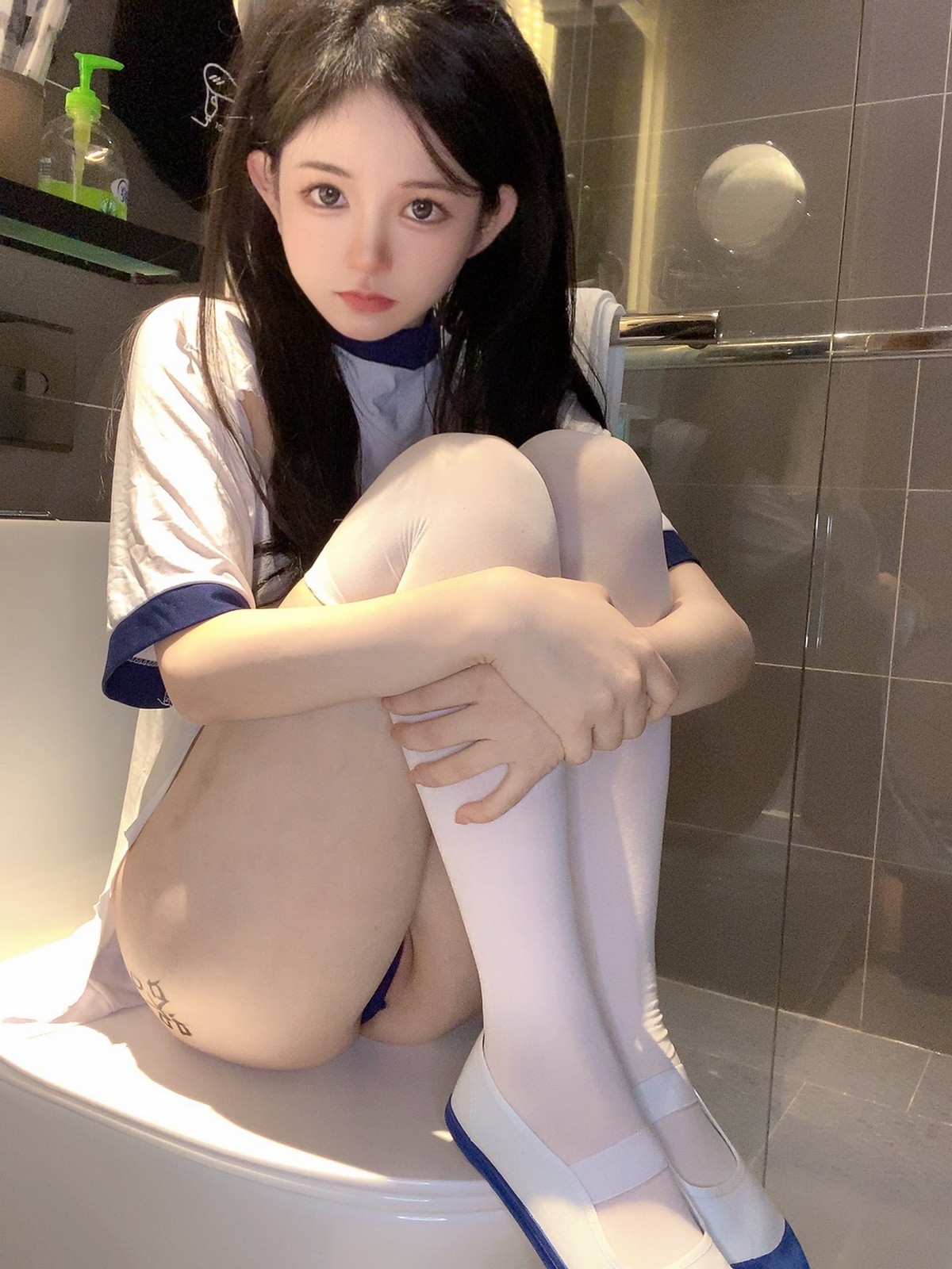 xgyw.top_网络美女倦倦喵放课后体操服主题私房浴室破烂服饰秀惹火身材撩人诱惑写真74P