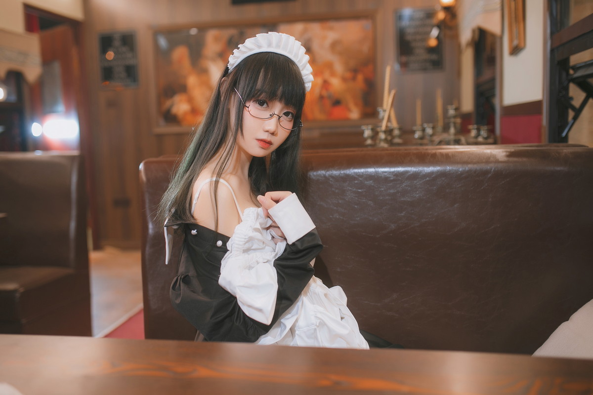 xgyw.top_网络美女焖焖碳女仆主题性感黑白女仆裙半撩露白色蕾丝袜秀白嫩美腿诱惑写真33P