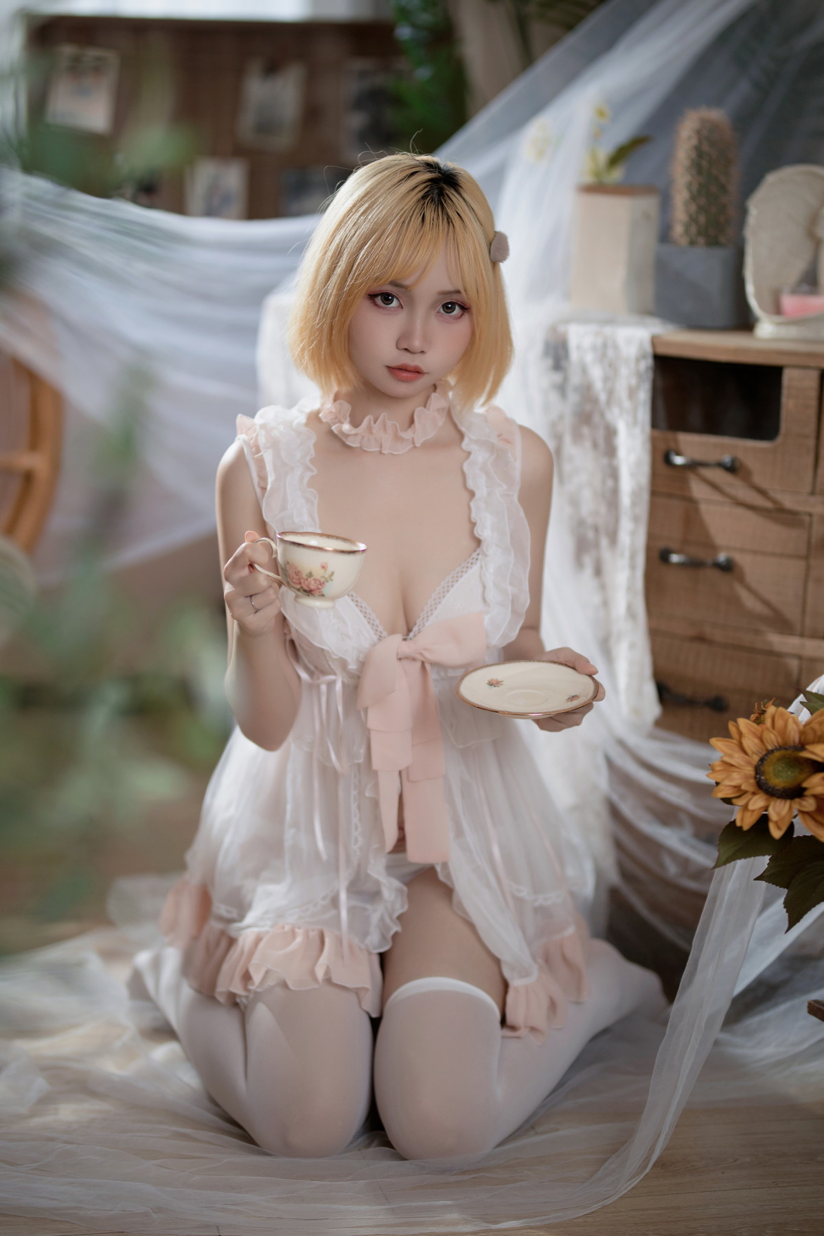 xgyw.top_Coser美女洛桑w伊梓暖冬日记主题私房半脱露性感白色内衣配白丝袜迷人写真32P