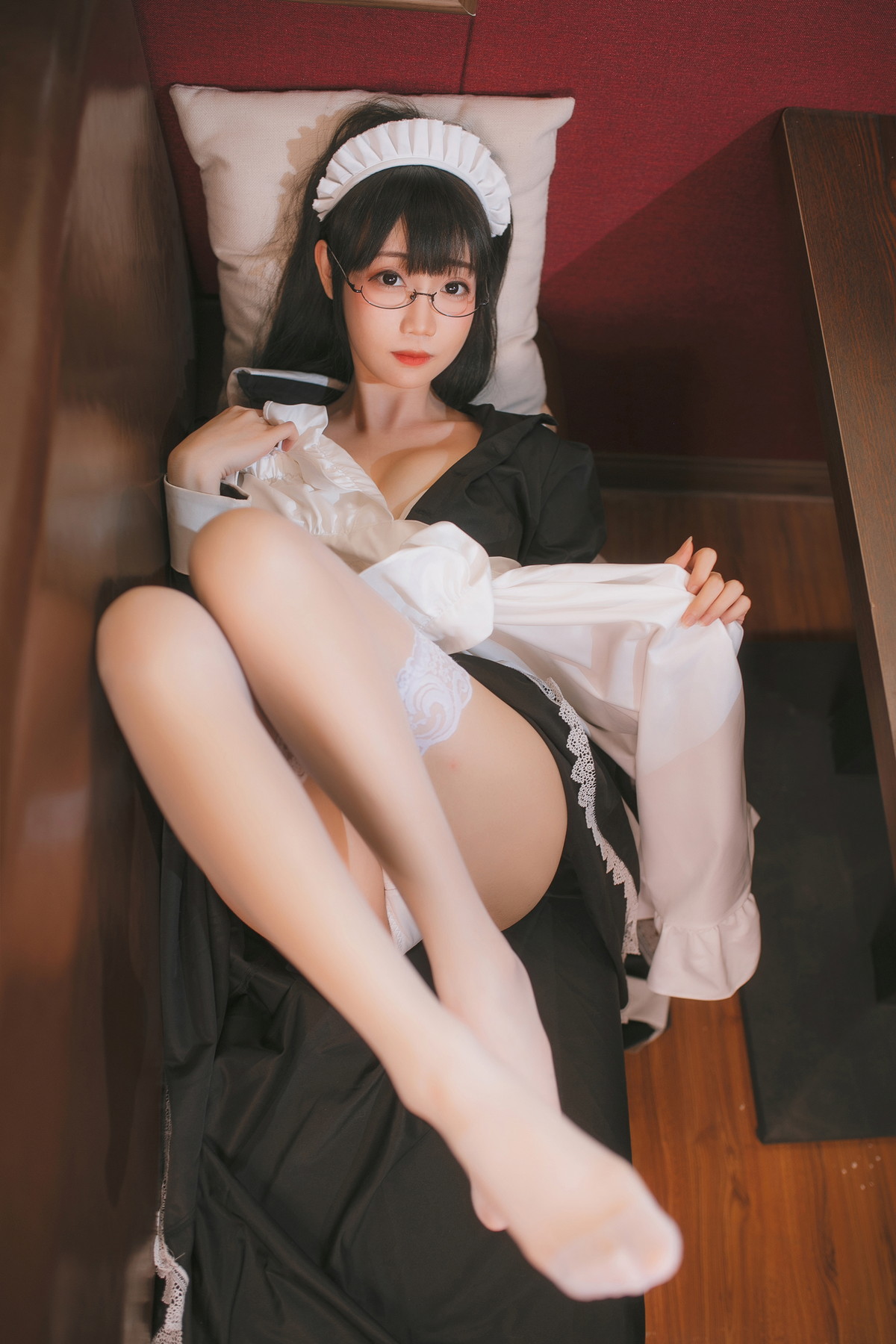 xgyw.top_网络美女焖焖碳女仆主题性感黑白女仆裙半撩露白色蕾丝袜秀白嫩美腿诱惑写真33P