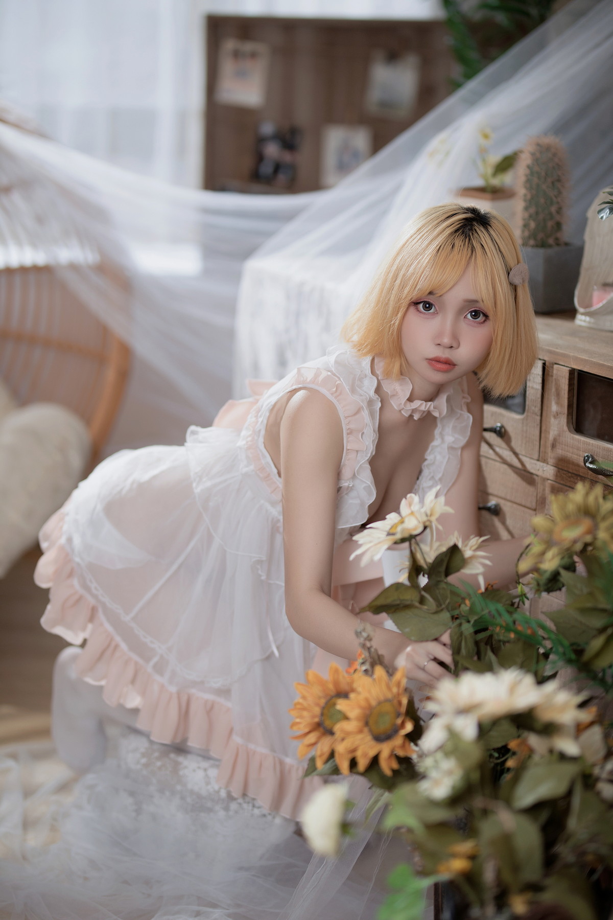 xgyw.top_Coser美女洛桑w伊梓暖冬日记主题私房半脱露性感白色内衣配白丝袜迷人写真32P