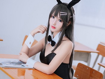 网络青春美女羽生三未兔女郎主题黑色皮质贴身内衣配超薄黑色丝袜秀蜜桃臀美腿骚扰写真28P