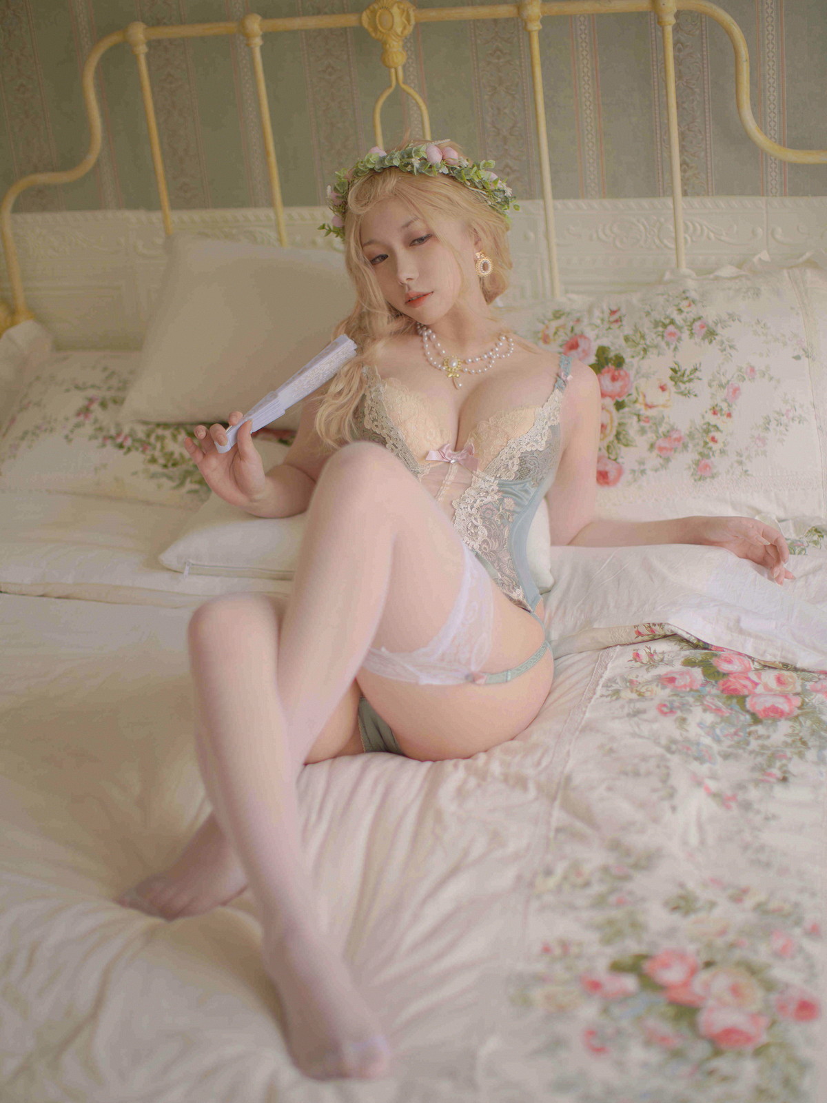 xgyw.top_网络美女一北亦北洛可可时代主题私房床上性感连体内衣配蕾丝吊袜丰满诱惑写真28P