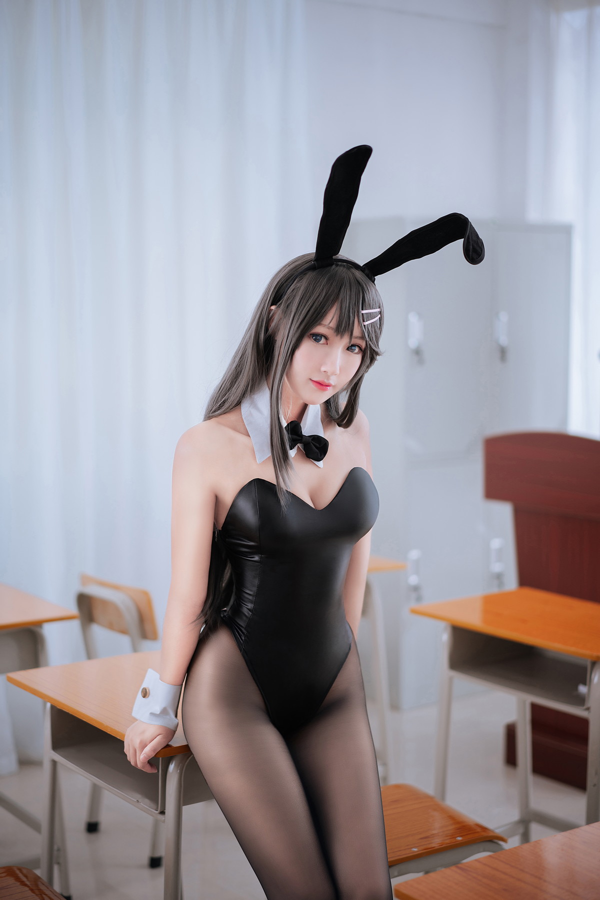 xgyw.top_网络美女羽生三未兔女郎主题黑色皮质连体内衣配超薄黑丝秀翘臀美腿诱惑写真28P