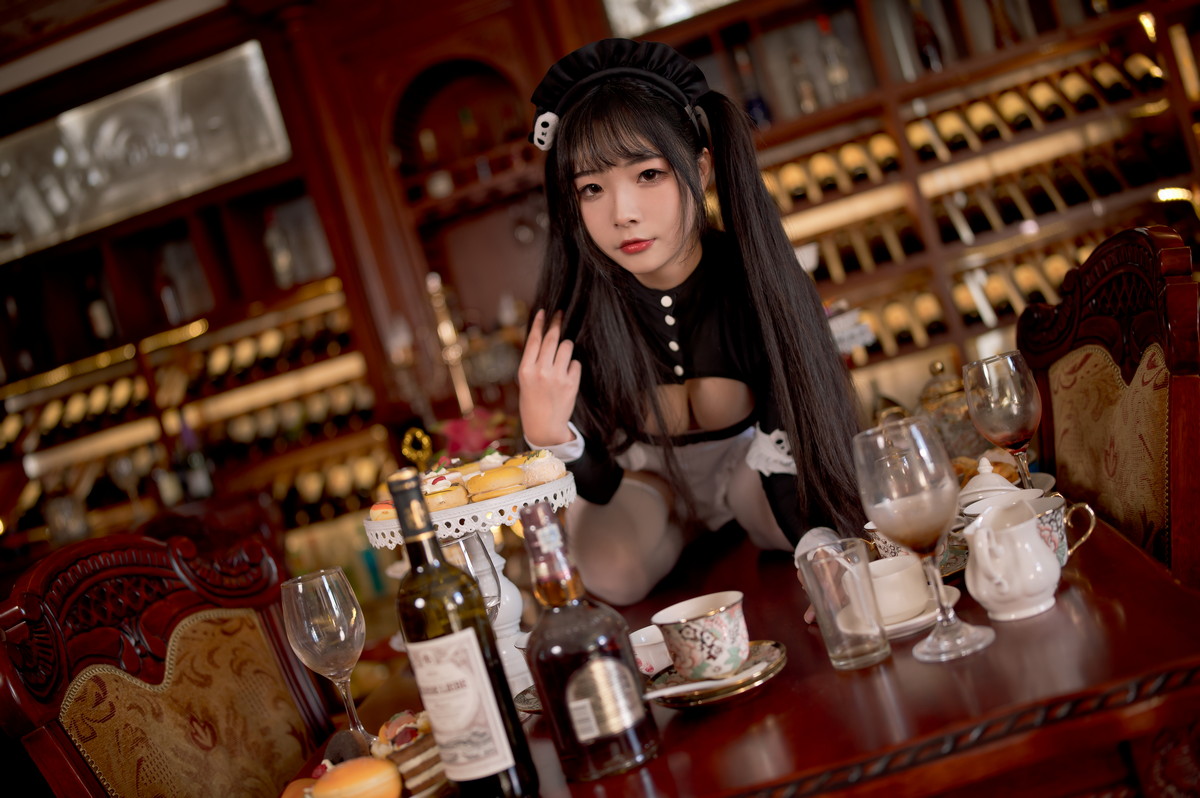 xgyw.top_网络美女yuuhui玉汇熊猫女仆主题性感女仆装配白丝袜秀翘臀美腿撩人诱惑写真82P