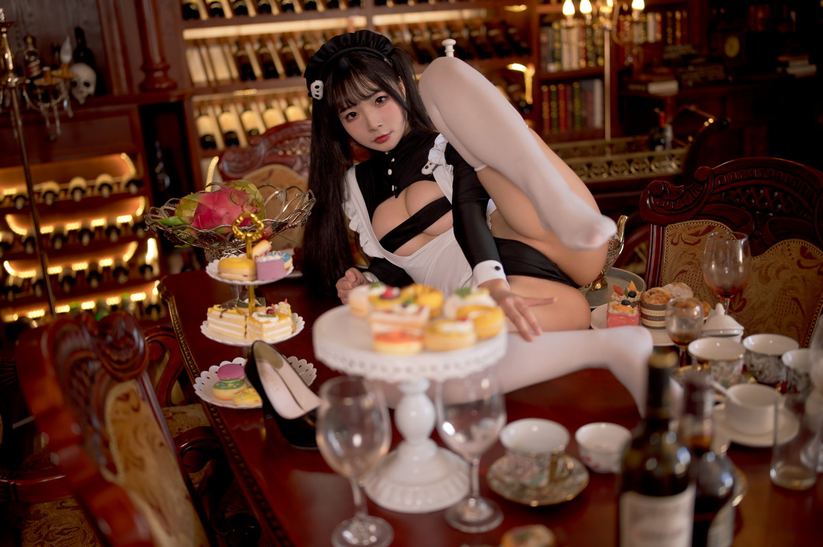 xgyw.top_网络美女yuuhui玉汇熊猫女仆主题性感女仆装配白丝袜秀翘臀美腿撩人诱惑写真82P