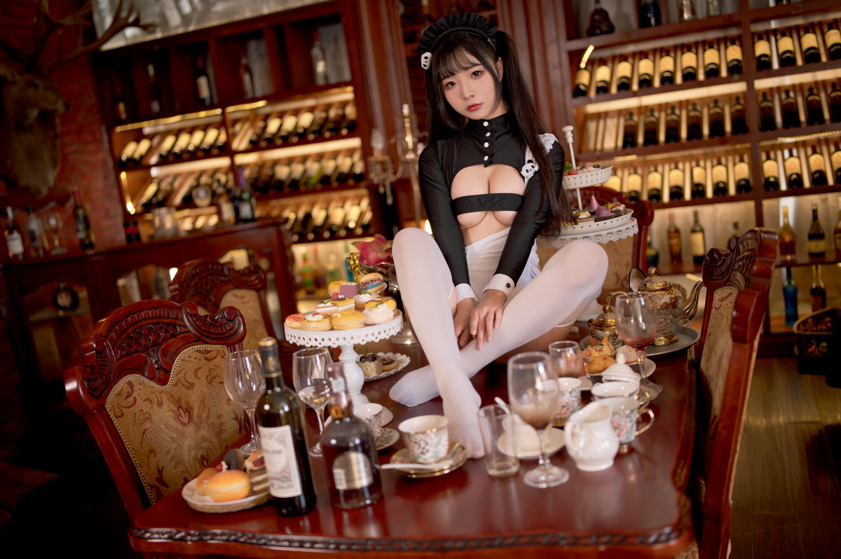 xgyw.top_网络美女yuuhui玉汇熊猫女仆主题性感女仆装配白丝袜秀翘臀美腿撩人诱惑写真82P