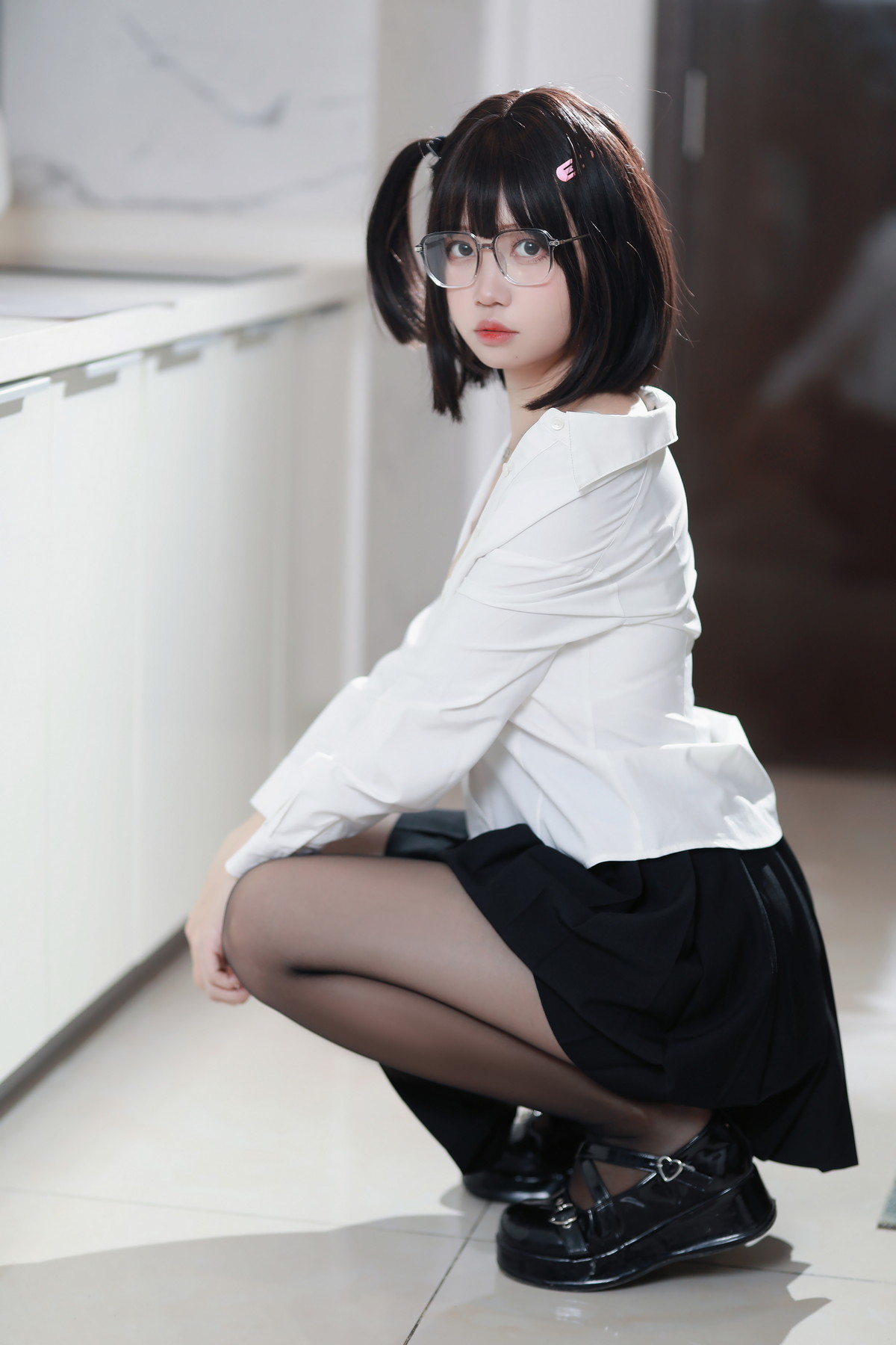 xgyw.top_Coser美女洛桑w伊梓眼镜妹妹主题私房性感白T配黑短裙半脱露白色内衣诱惑写真32P