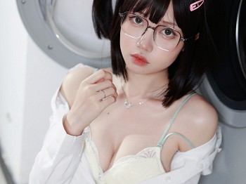 Coser青春美女洛桑w伊梓眼镜妹妹主题私人性感白T配黑短裙半脱露白色内衣骚扰写真32P