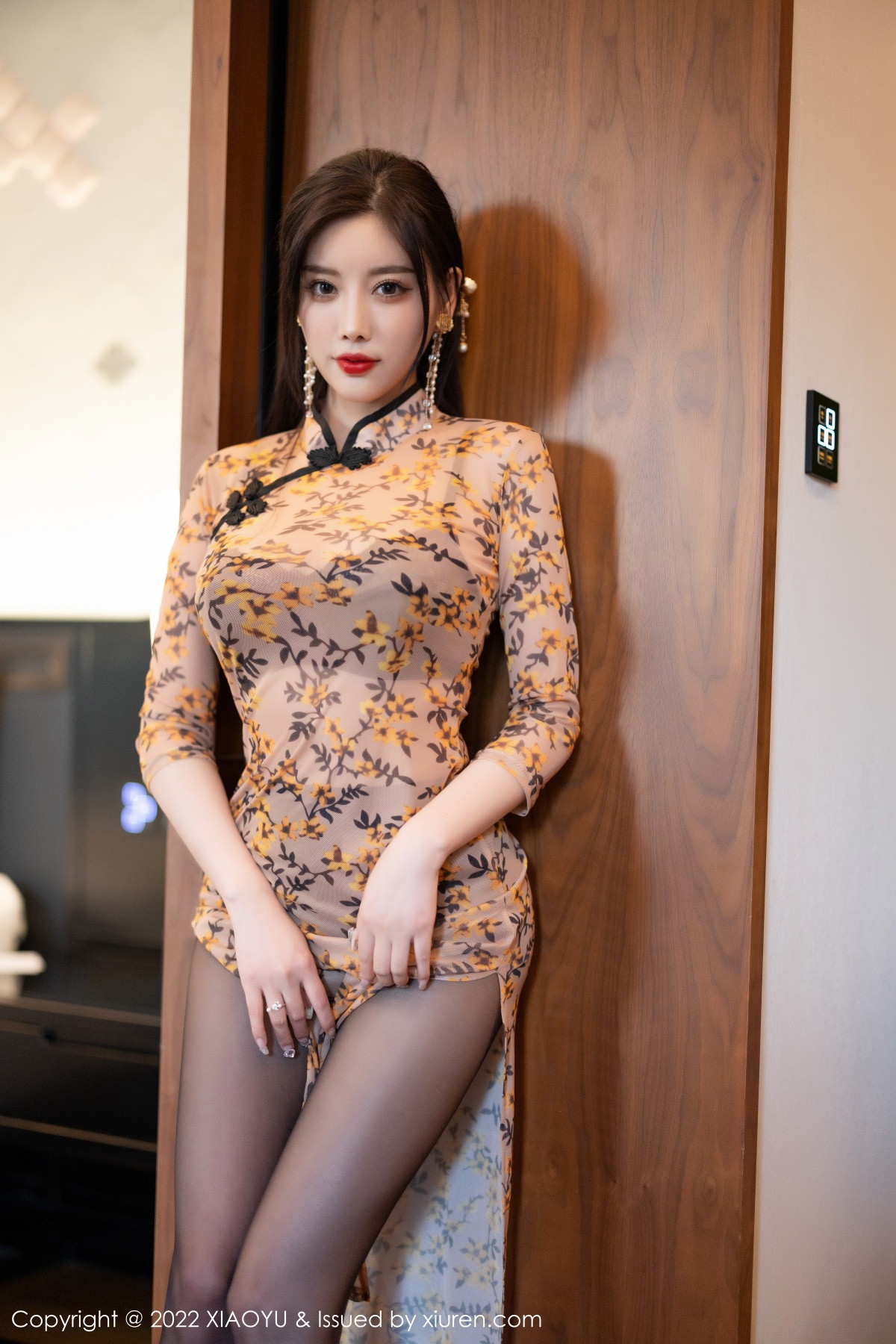 xgyw.top_[XiaoYu画语界]Vol.927_女神杨晨晨Yome脱轻透旗袍露黑色蕾丝内衣配开档黑丝诱惑写真88P