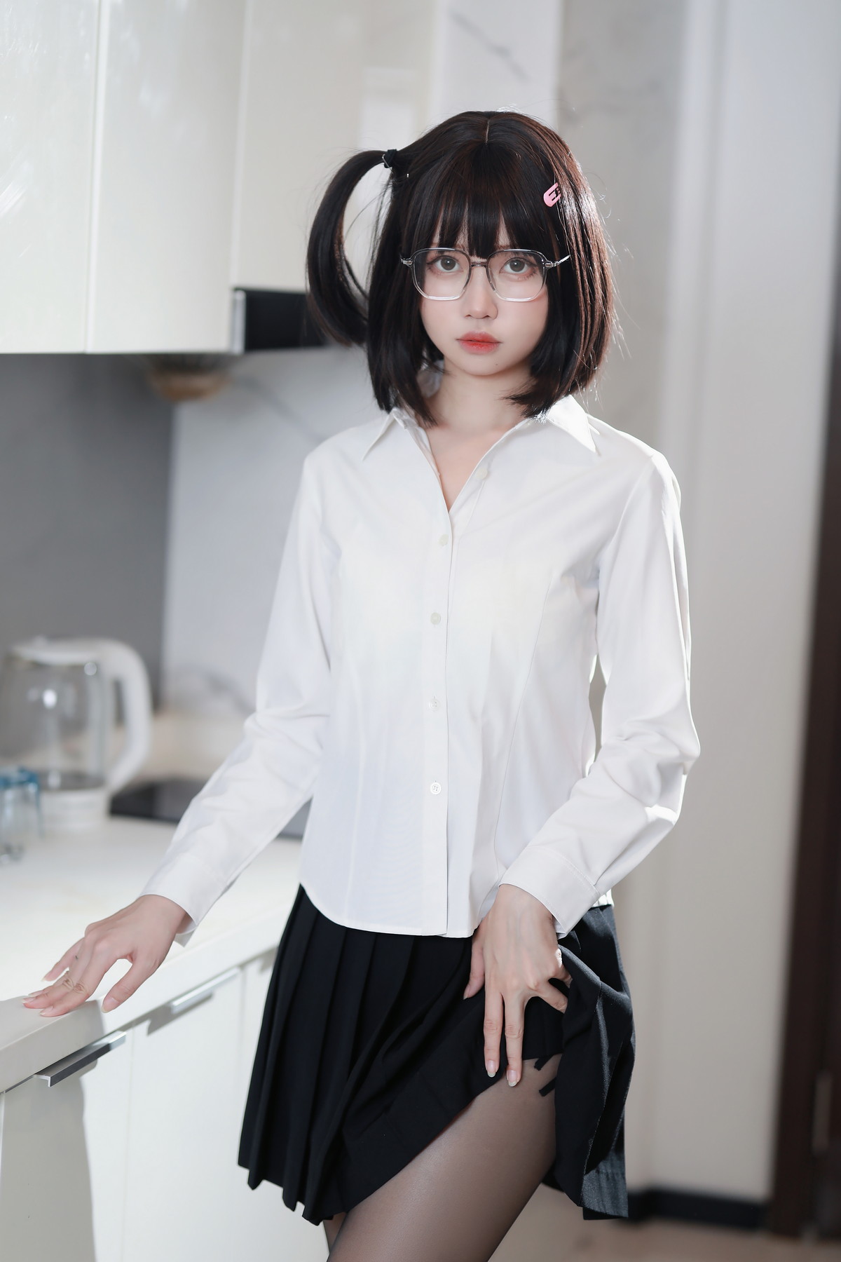 xgyw.top_Coser美女洛桑w伊梓眼镜妹妹主题私房性感白T配黑短裙半脱露白色内衣诱惑写真32P