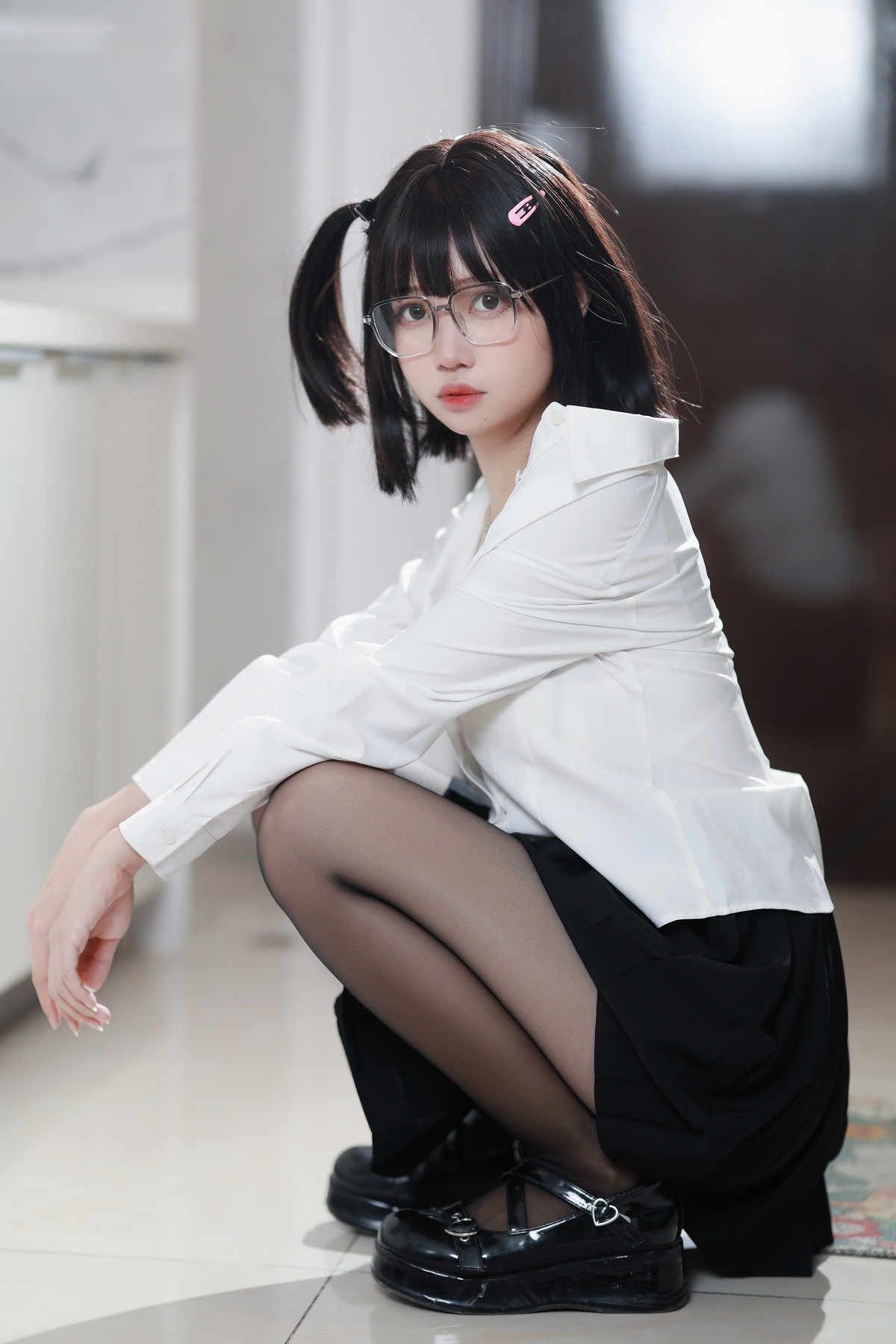 xgyw.top_Coser美女洛桑w伊梓眼镜妹妹主题私房性感白T配黑短裙半脱露白色内衣诱惑写真32P