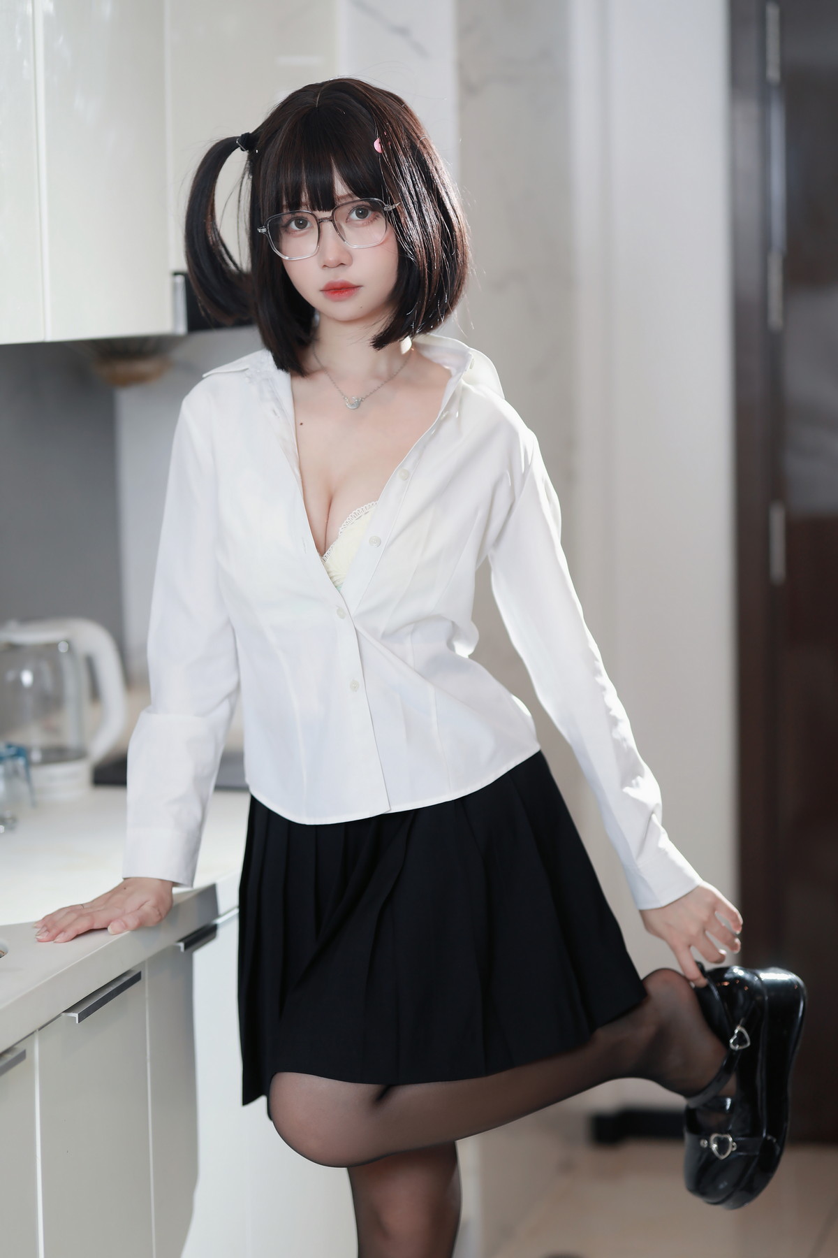 xgyw.top_Coser美女洛桑w伊梓眼镜妹妹主题私房性感白T配黑短裙半脱露白色内衣诱惑写真32P