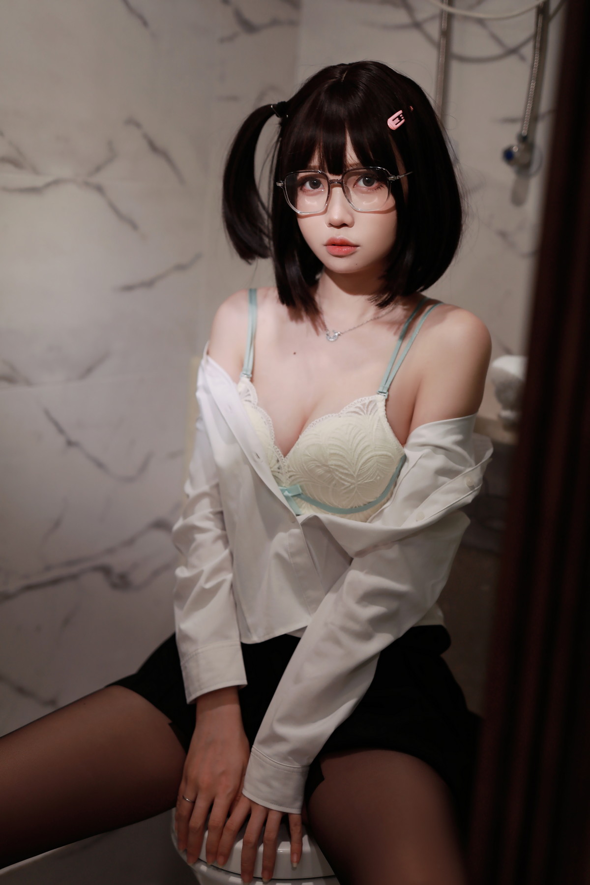 xgyw.top_Coser美女洛桑w伊梓眼镜妹妹主题私房性感白T配黑短裙半脱露白色内衣诱惑写真32P
