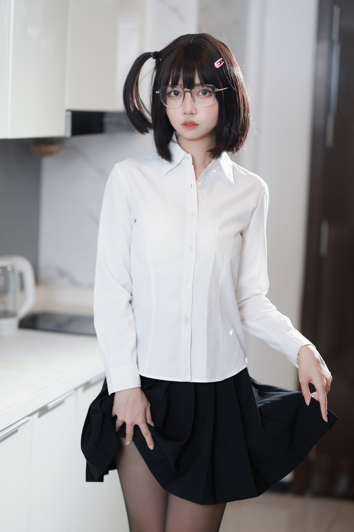 xgyw.top_Coser美女洛桑w伊梓眼镜妹妹主题私房性感白T配黑短裙半脱露白色内衣诱惑写真32P