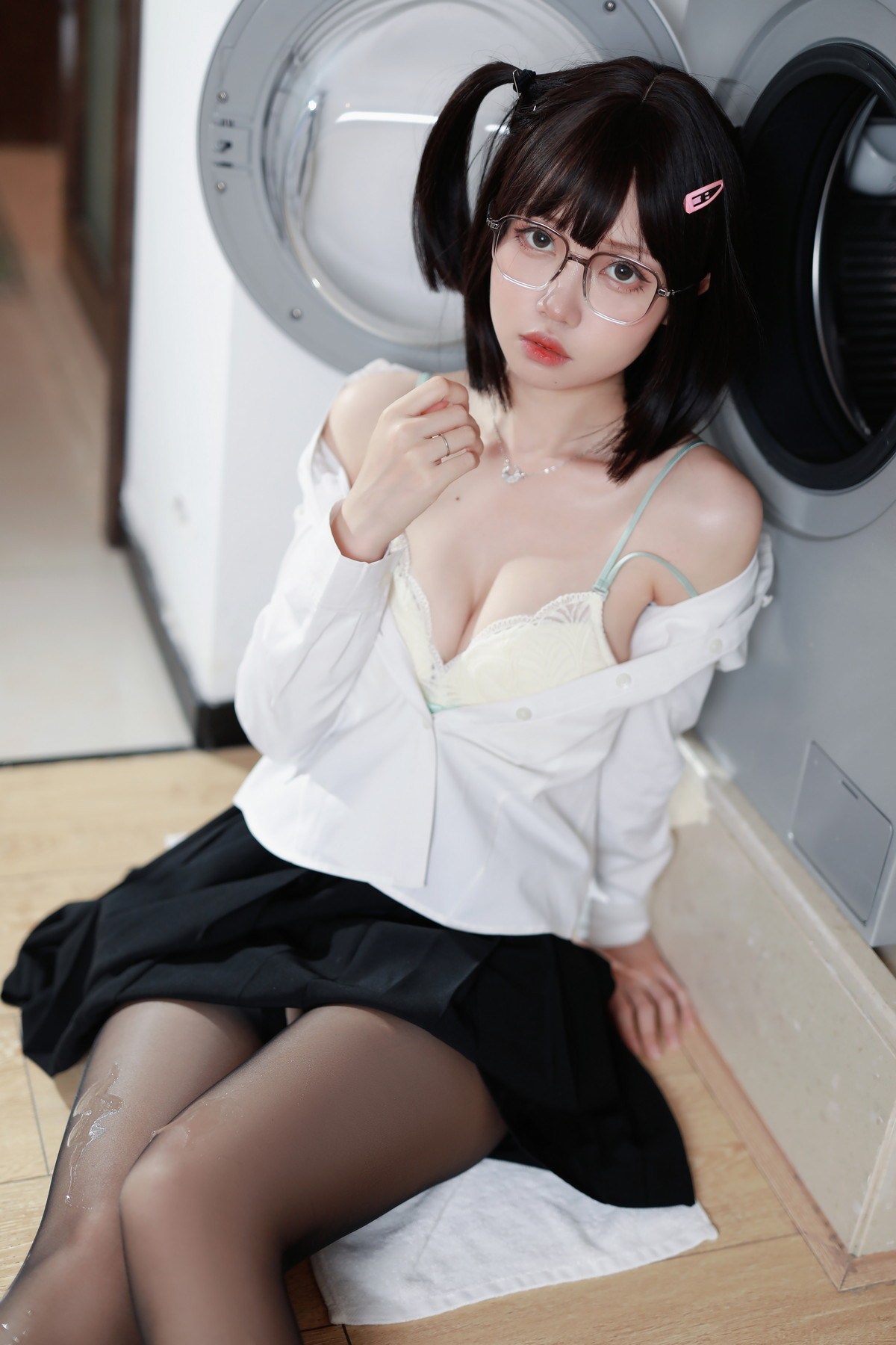 xgyw.top_Coser美女洛桑w伊梓眼镜妹妹主题私房性感白T配黑短裙半脱露白色内衣诱惑写真32P