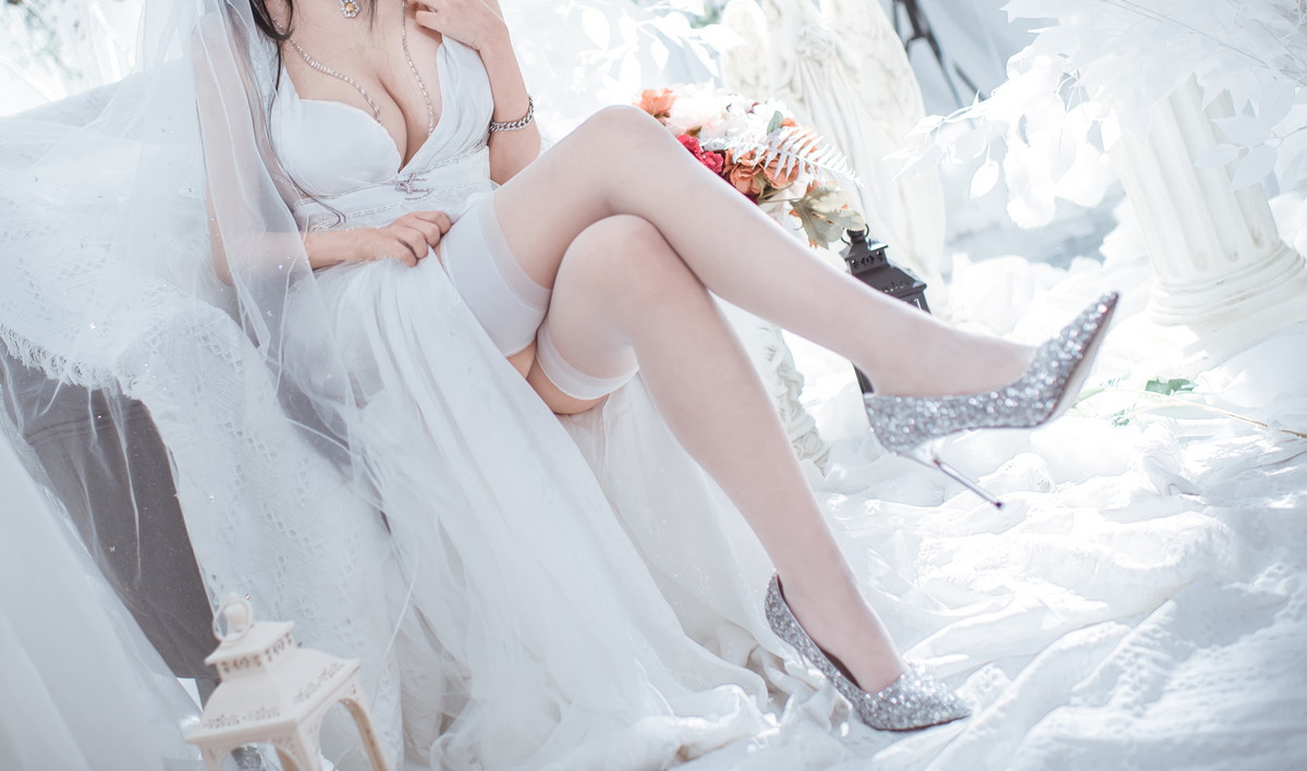 xgyw.top_Coser美女仙女月大凤花嫁主题性感白色薄透婚纱配白丝吊袜秀惹火身材诱惑写真30P