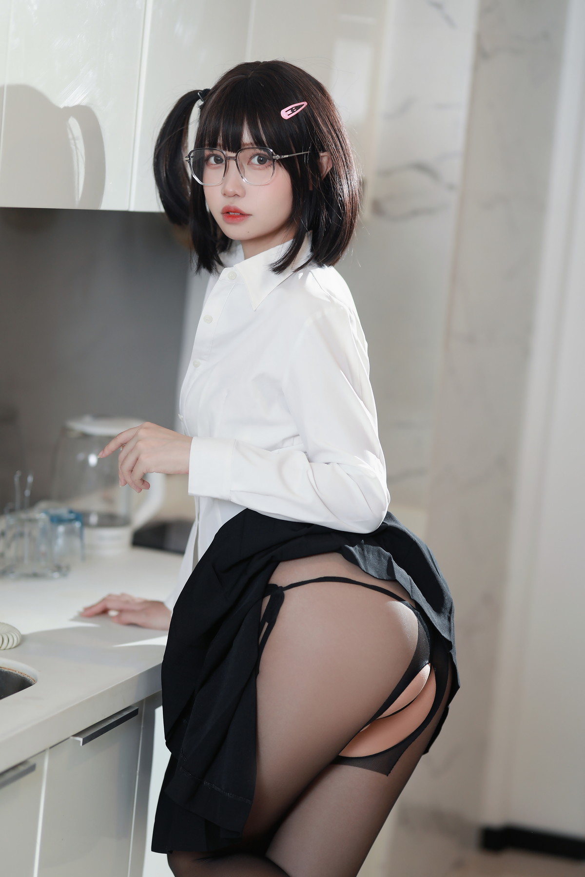 xgyw.top_Coser美女洛桑w伊梓眼镜妹妹主题私房性感白T配黑短裙半脱露白色内衣诱惑写真32P