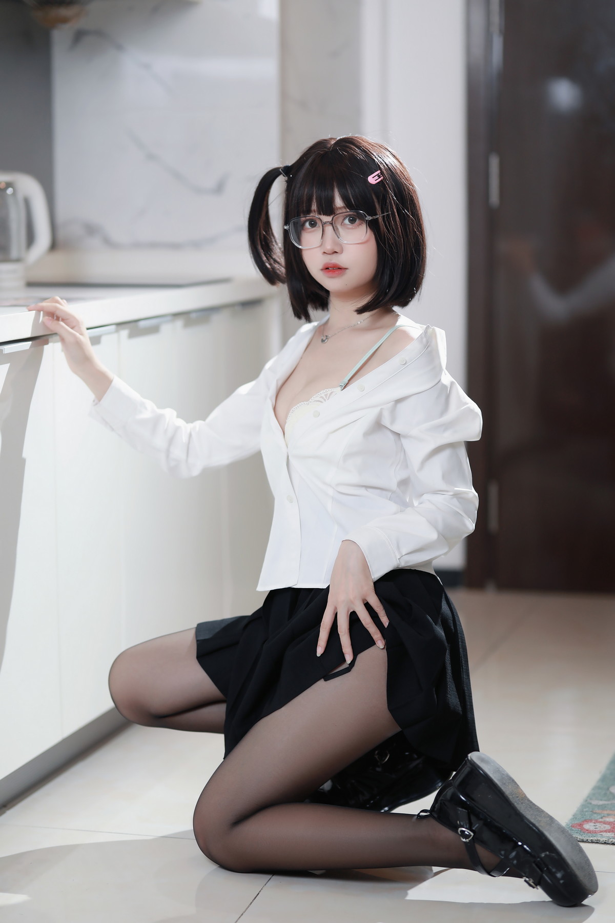 xgyw.top_Coser美女洛桑w伊梓眼镜妹妹主题私房性感白T配黑短裙半脱露白色内衣诱惑写真32P