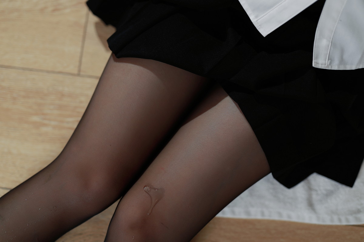 xgyw.top_Coser美女洛桑w伊梓眼镜妹妹主题私房性感白T配黑短裙半脱露白色内衣诱惑写真32P