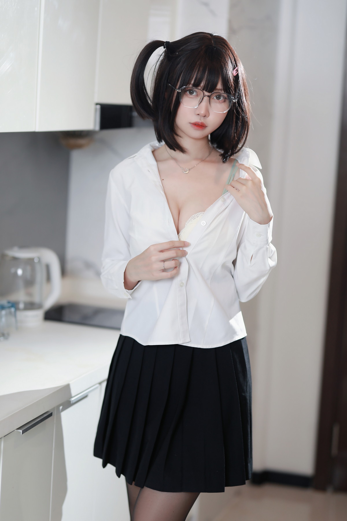 xgyw.top_Coser美女洛桑w伊梓眼镜妹妹主题私房性感白T配黑短裙半脱露白色内衣诱惑写真32P