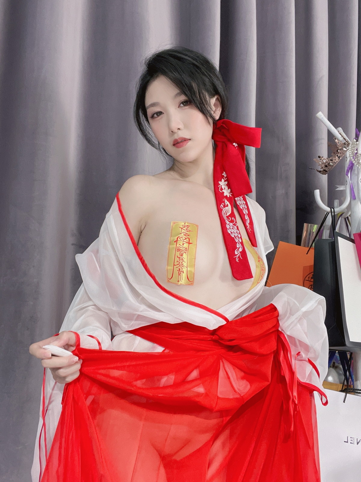 xgyw.top_微博人气Coser抖娘-利世驱邪师主题私房性感薄透服饰半脱露豪乳符纸遮点诱惑写真23P