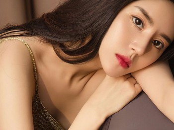 [Ugirls爱极品]No.2480_车模金以晗黑色缕空吊裙 金色薄透吊裙秀完美身材骚扰写真35P