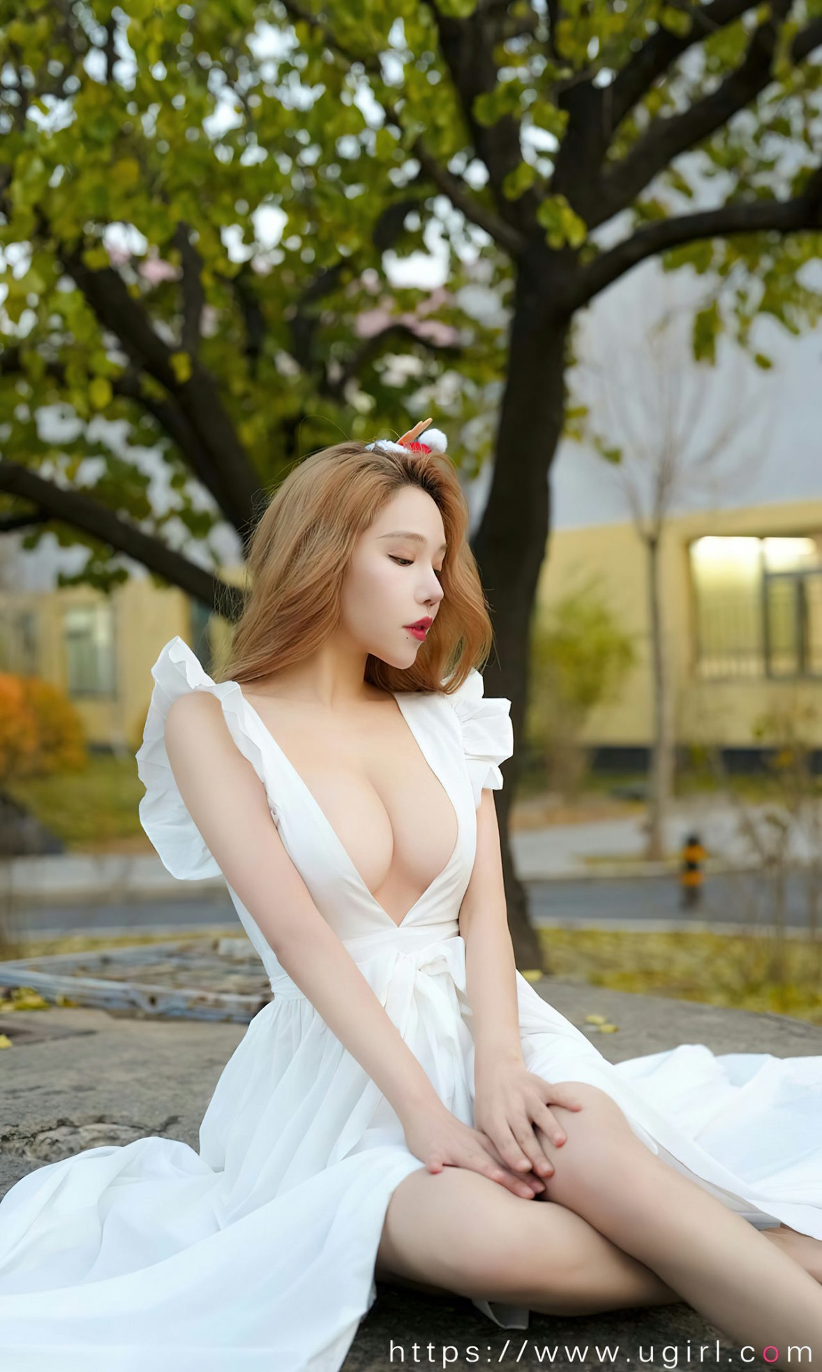 xgyw.top_[Ugirls爱尤物]No.2481_模特妮小妖圣诞主题性感白色开胸连衣裙秀傲人豪乳诱惑写真35P