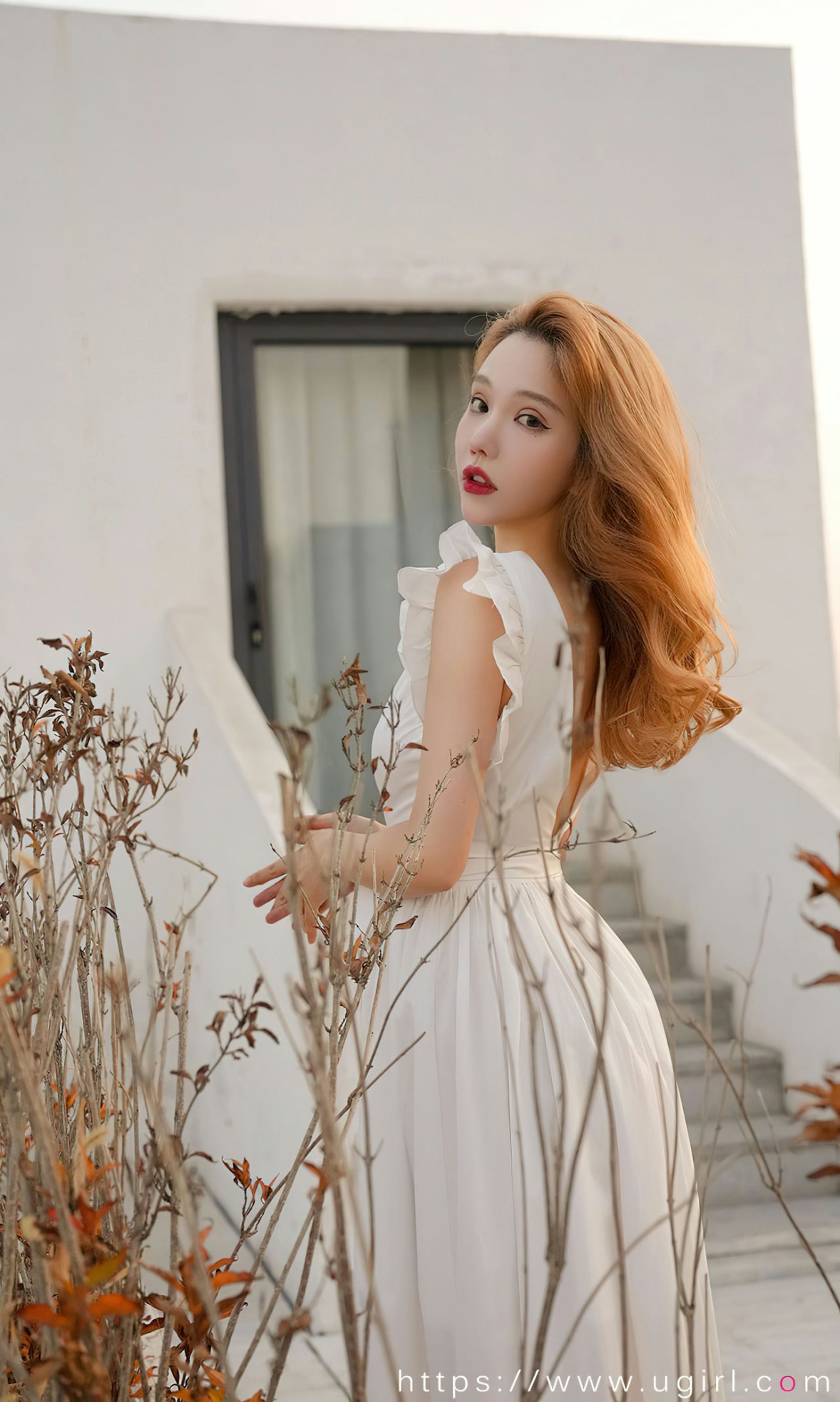 xgyw.top_[Ugirls爱尤物]No.2481_模特妮小妖圣诞主题性感白色开胸连衣裙秀傲人豪乳诱惑写真35P