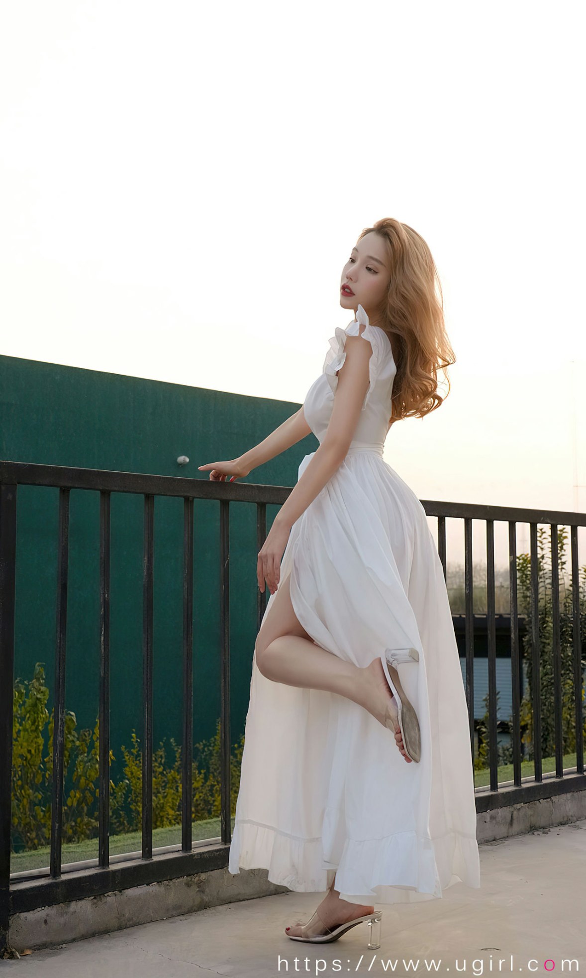 xgyw.top_[Ugirls爱尤物]No.2481_模特妮小妖圣诞主题性感白色开胸连衣裙秀傲人豪乳诱惑写真35P