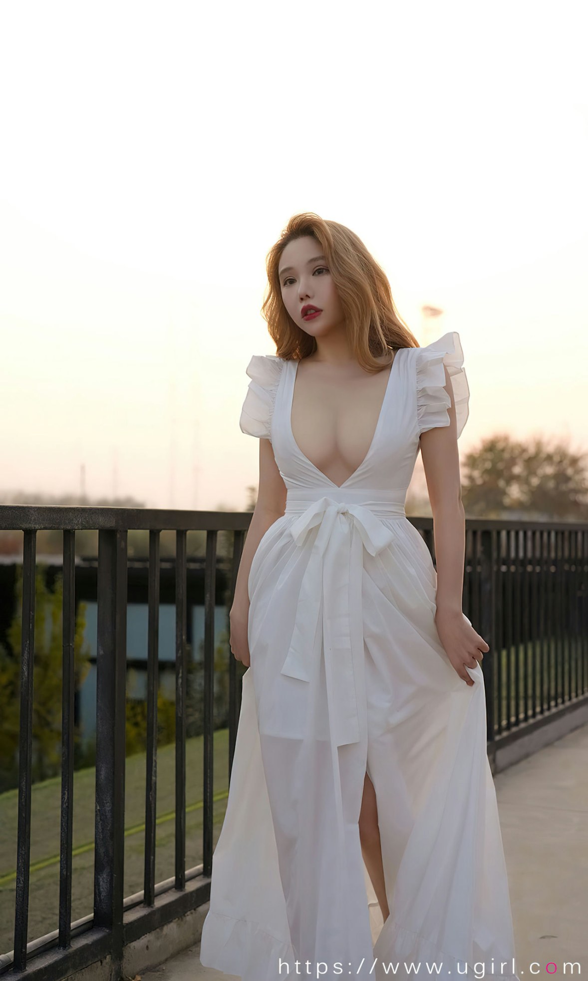 xgyw.top_[Ugirls爱尤物]No.2481_模特妮小妖圣诞主题性感白色开胸连衣裙秀傲人豪乳诱惑写真35P
