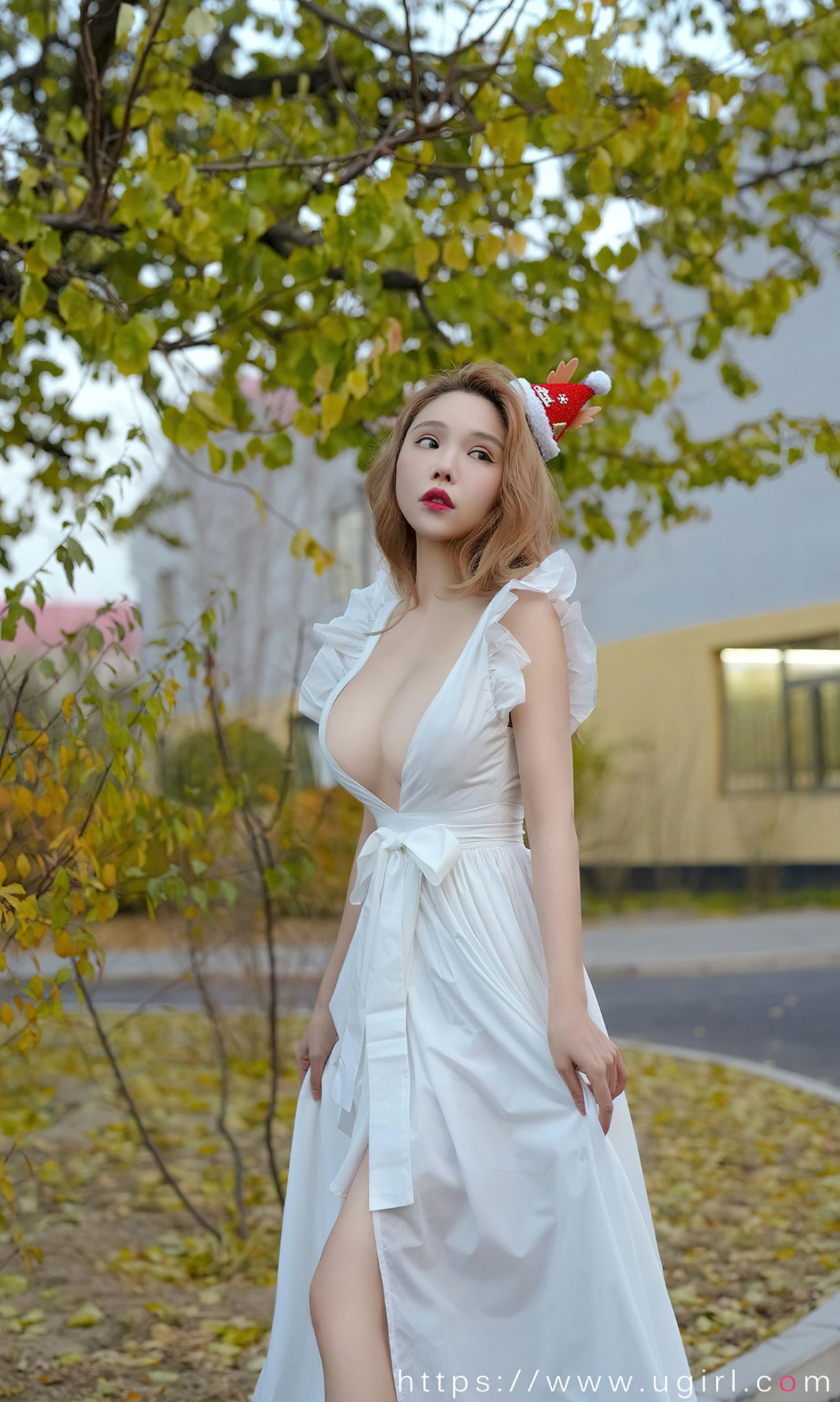 xgyw.top_[Ugirls爱尤物]No.2481_模特妮小妖圣诞主题性感白色开胸连衣裙秀傲人豪乳诱惑写真35P