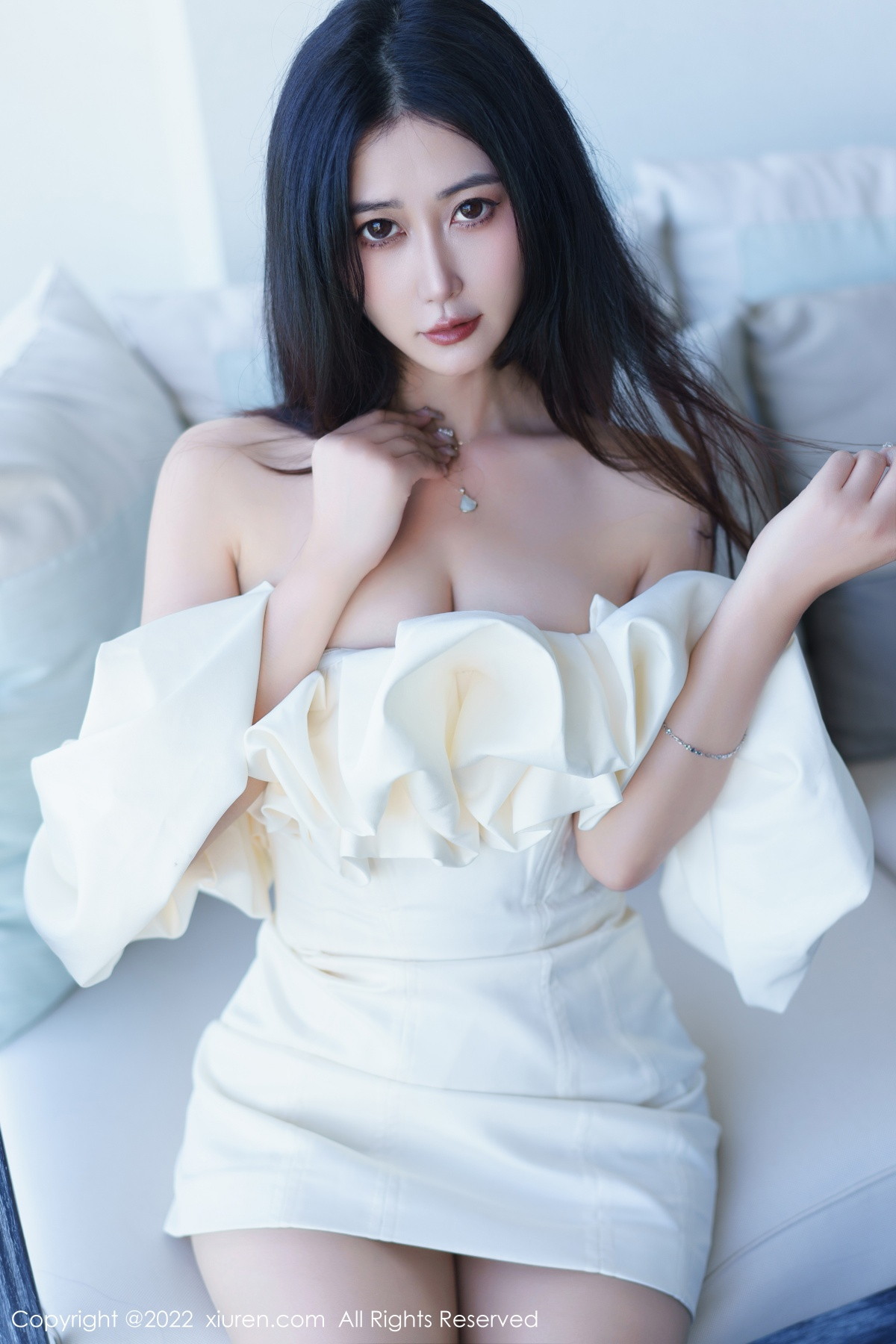xgyw.top_XiuRen第6032期_模特Laura阿姣性感白色露肩连衣短裙秀曼妙身姿甜美迷人写真92P
